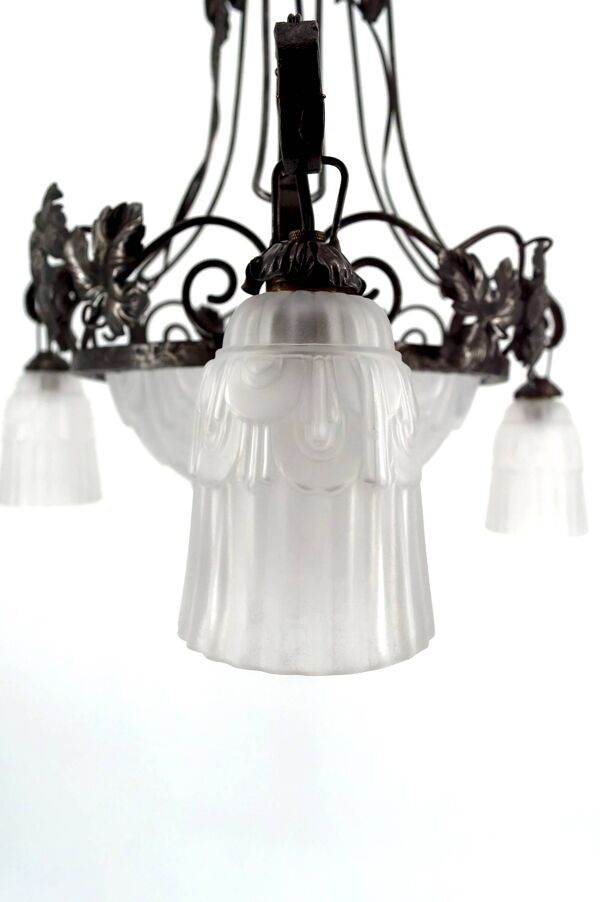 Lustre en fer forgé, tulipes / vasque en verre pressé-moulé, Art Deco, 1930