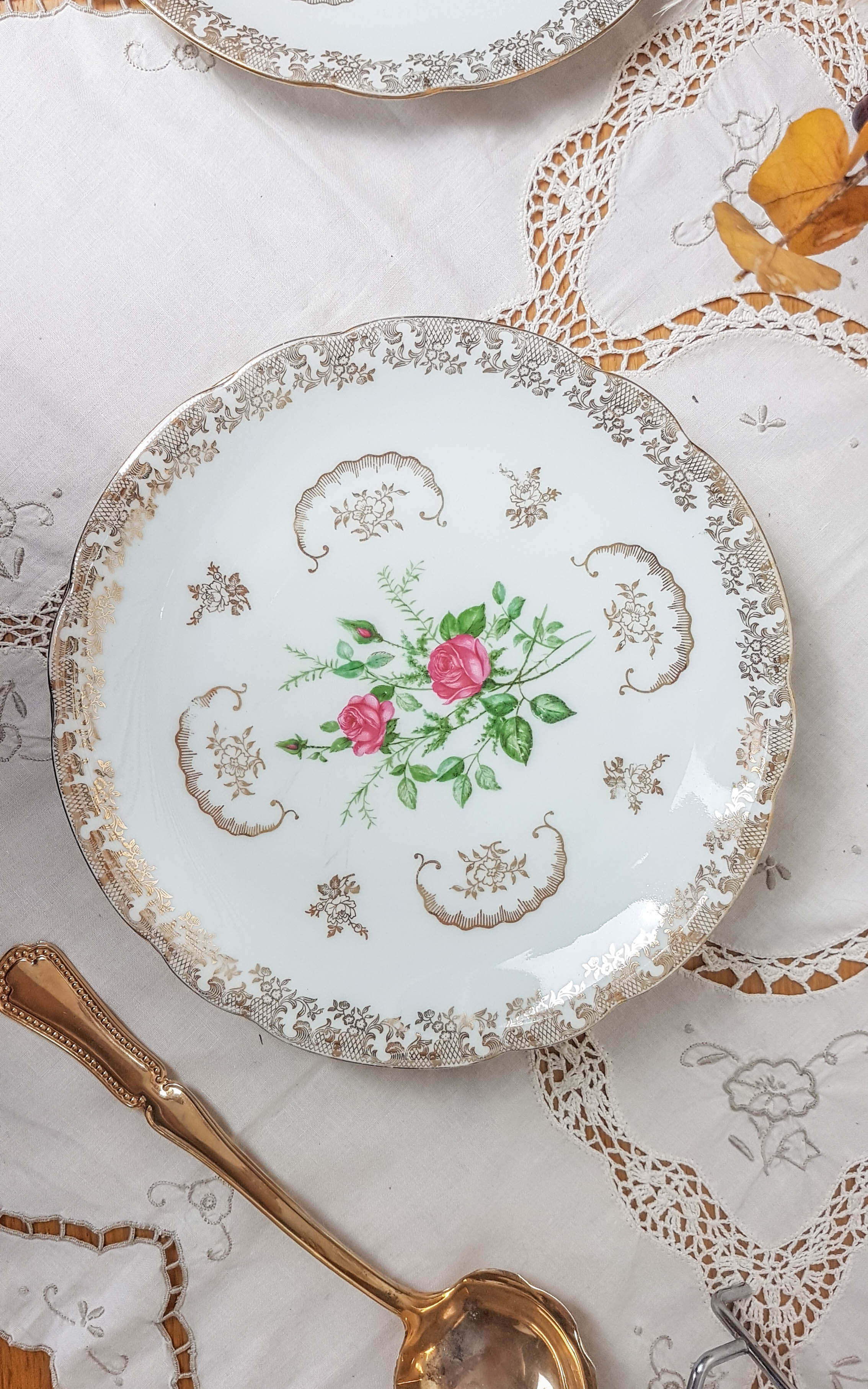 Lot of 4 flat plates Limoges FD Chauvigny golden white rose pattern