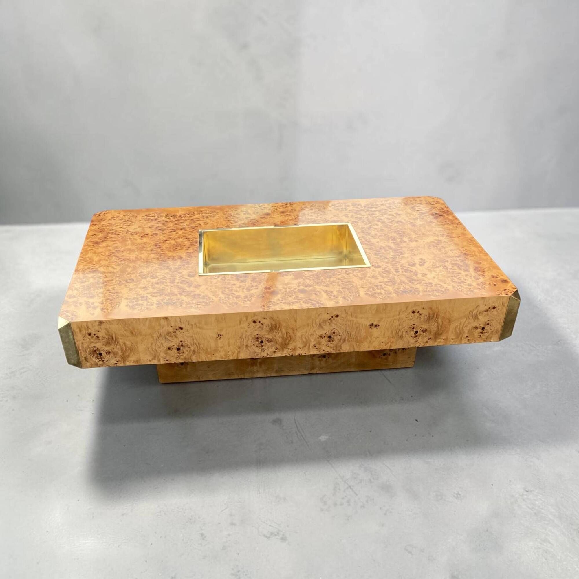 "Alveo" coffee table in wood burl and brass, Willy Rizzo – 1970