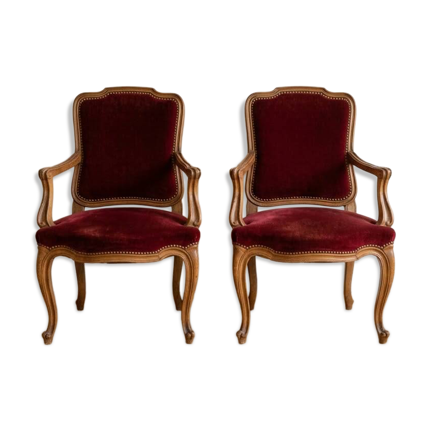 2 fauteuils style Louis XV de style classique en bois et velours bordeaux