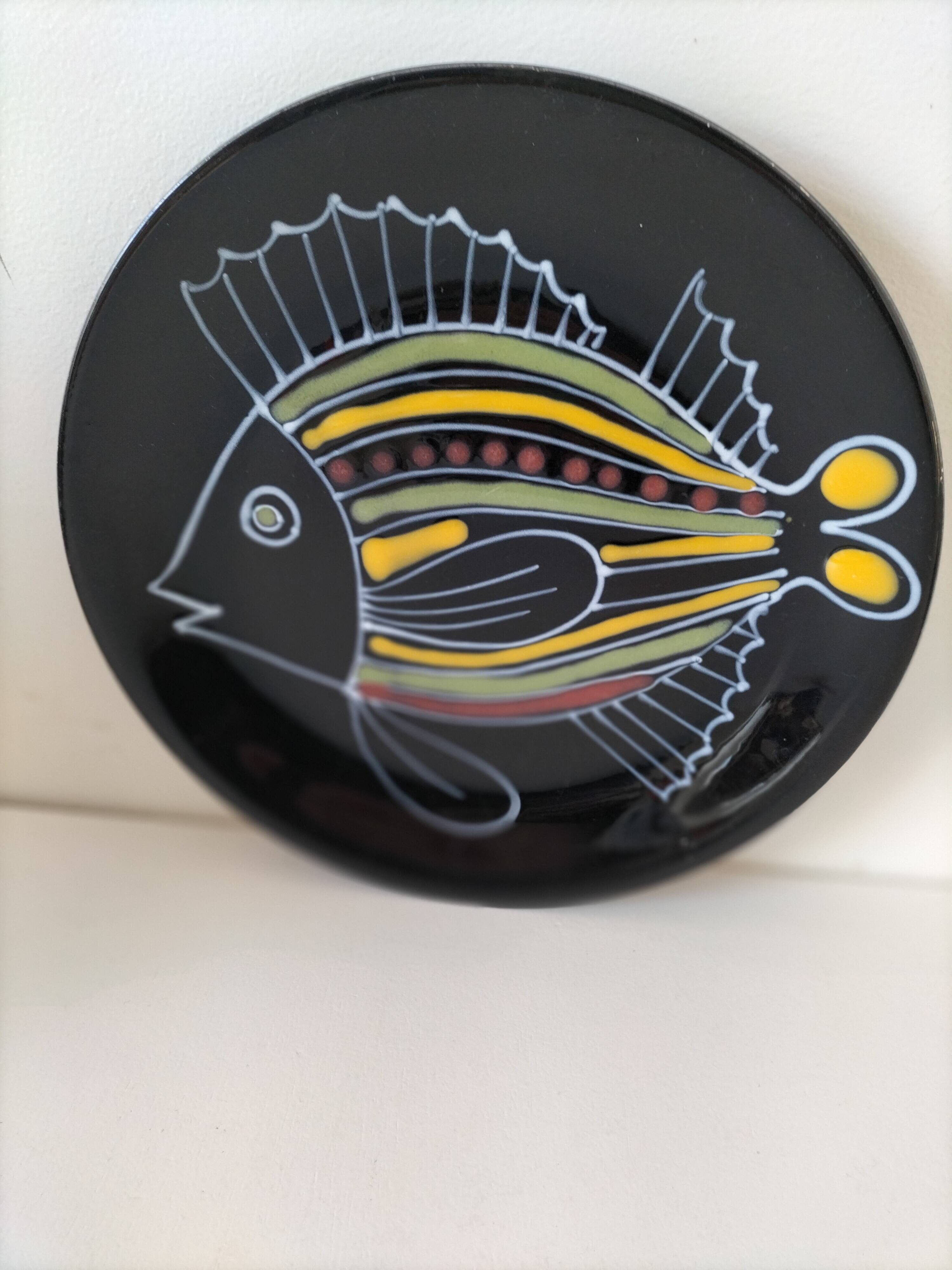 Black faience plate with stylised fish, Ty Breiz spirit from the 1960s.