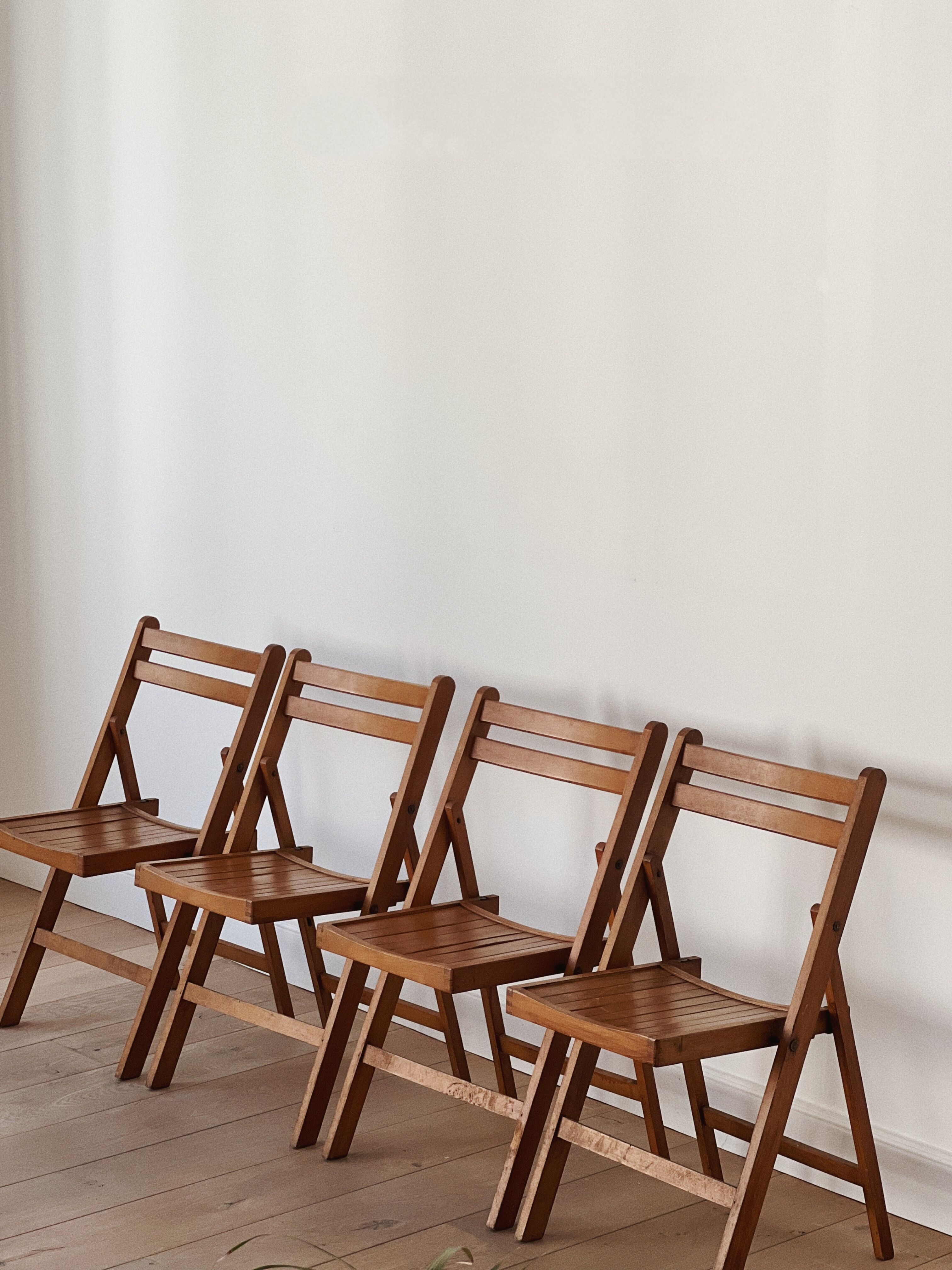 Teak table and its 4 vintage folding chairs