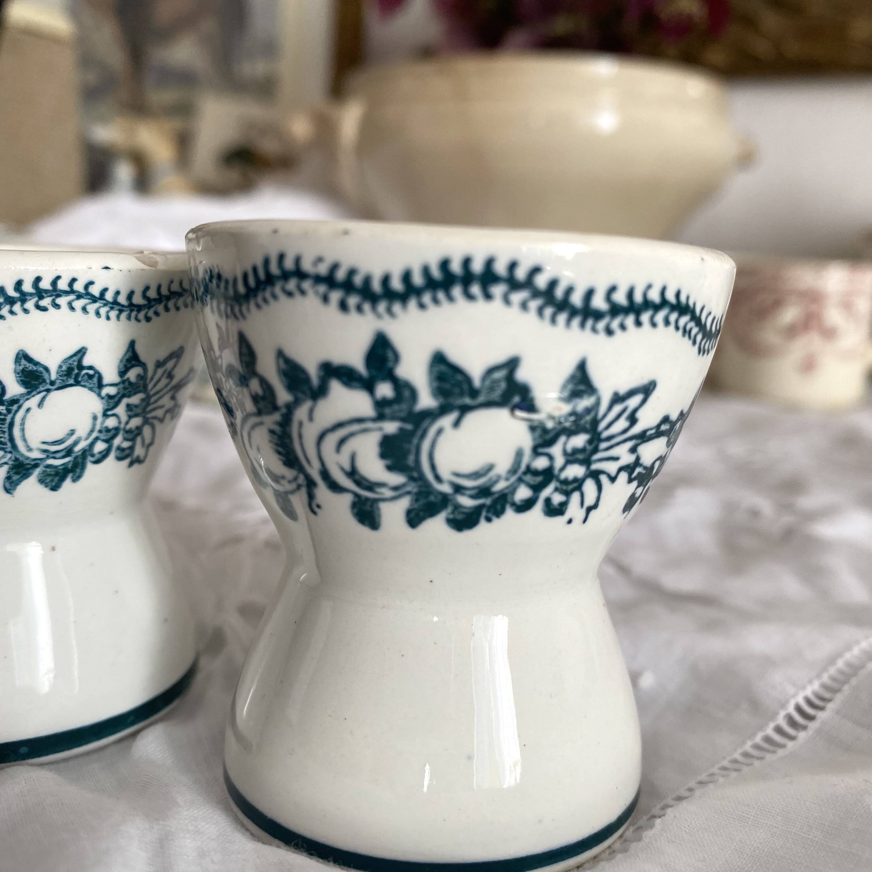 Diabolo egg cups in iron earth