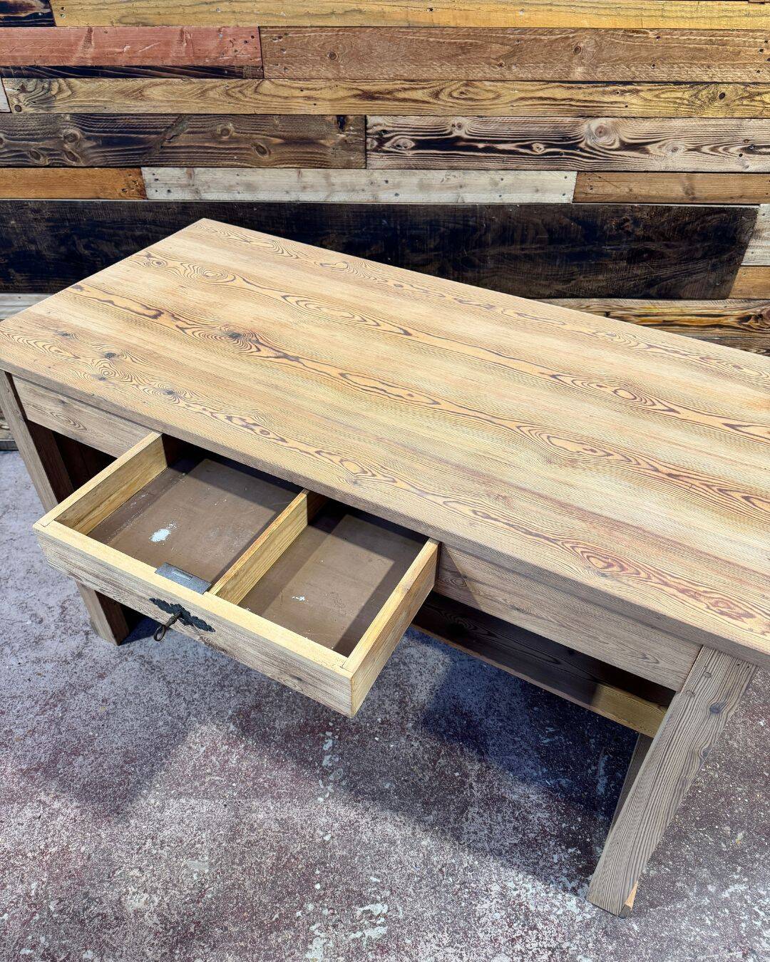Shop counter in sandblasted pitch pine - Circa 1940