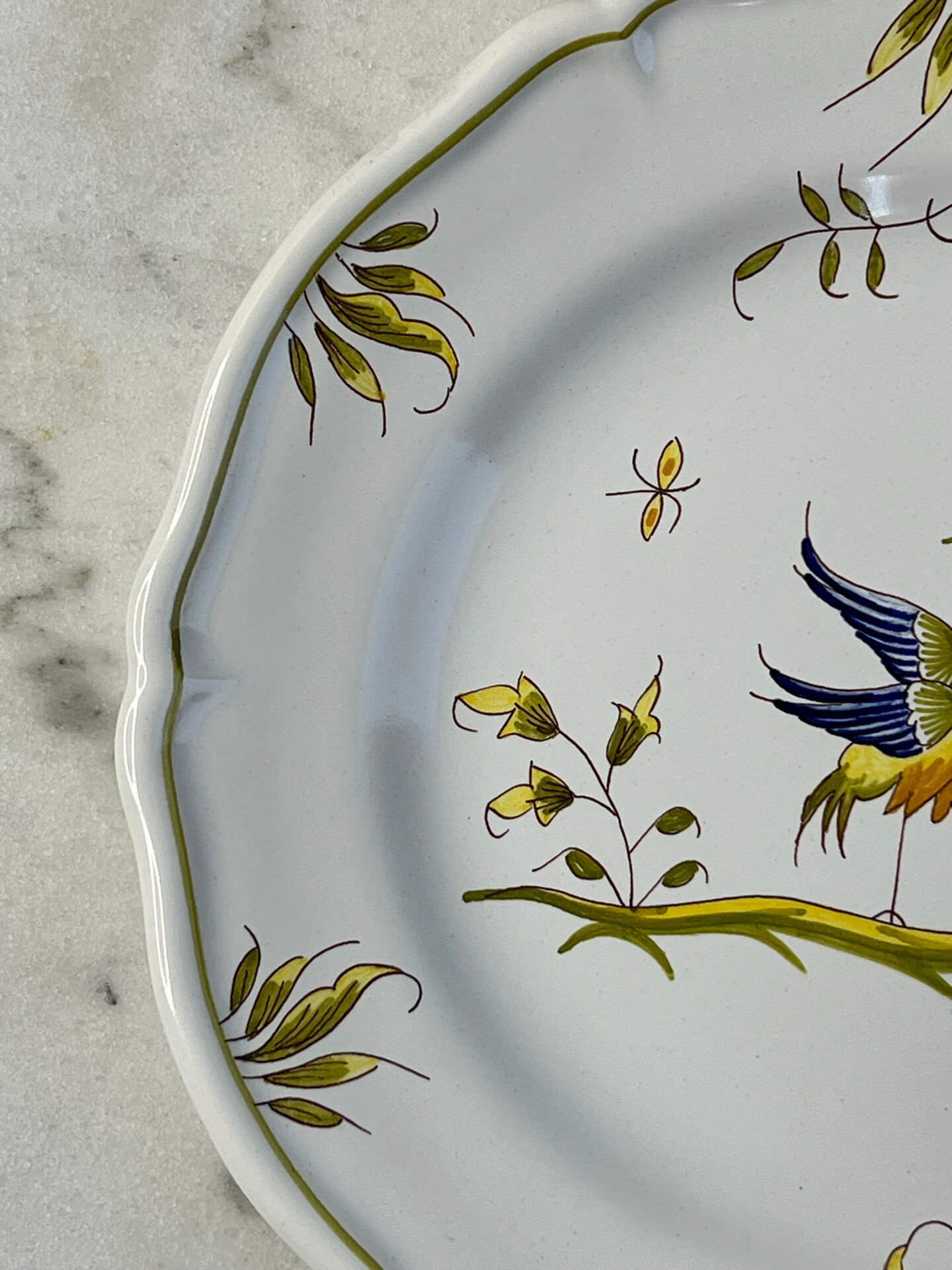 Assiette en faïence de Moustiers signée 23cm