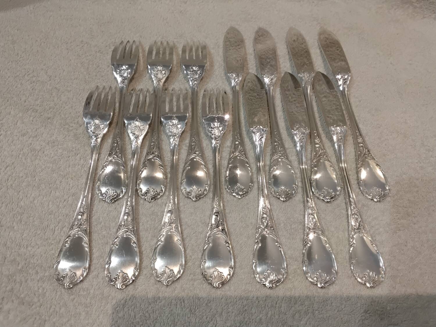 7 forks, 7 fish knives, silver-plated metal, Christofle Marly.