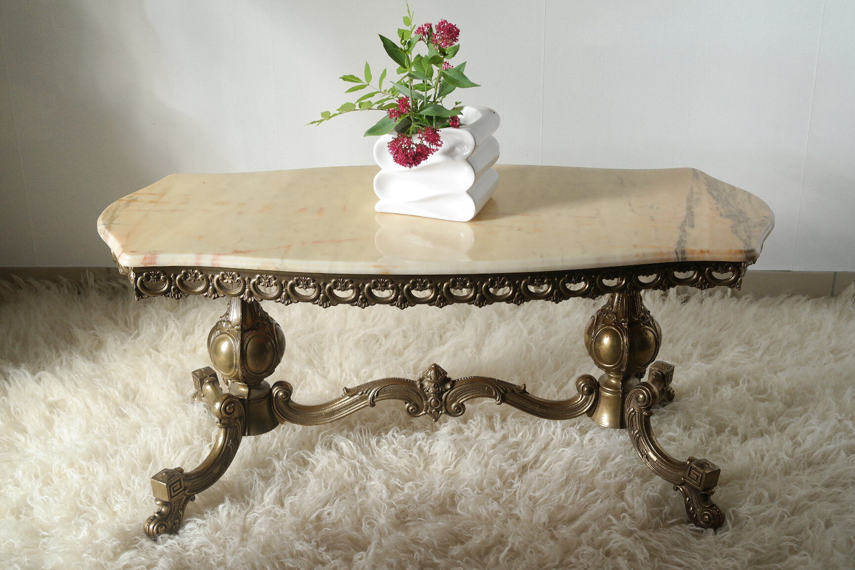 Coffee table in brass and onyx