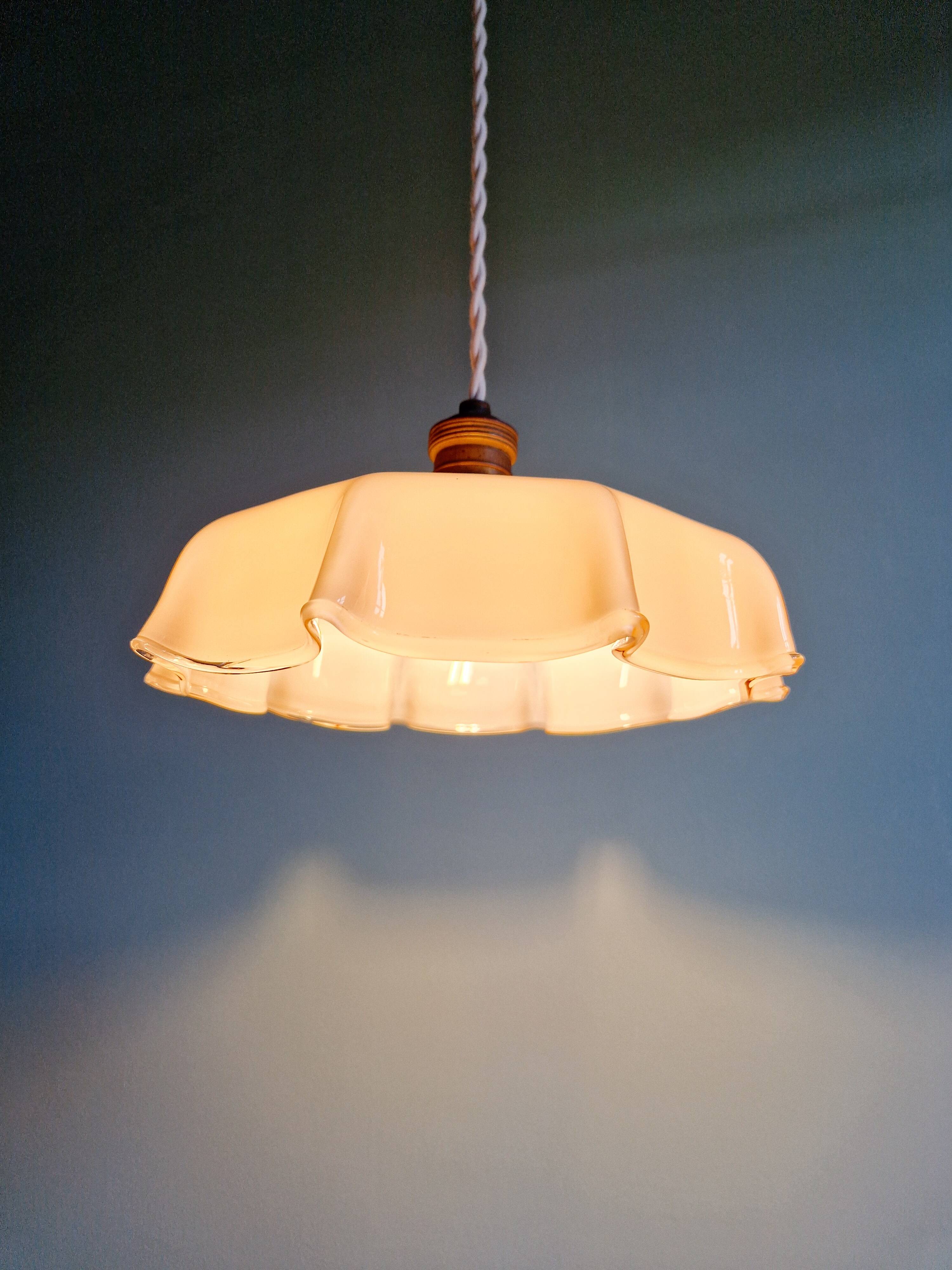 Suspension Art Déco en opaline rose festonnée, années 1920-30