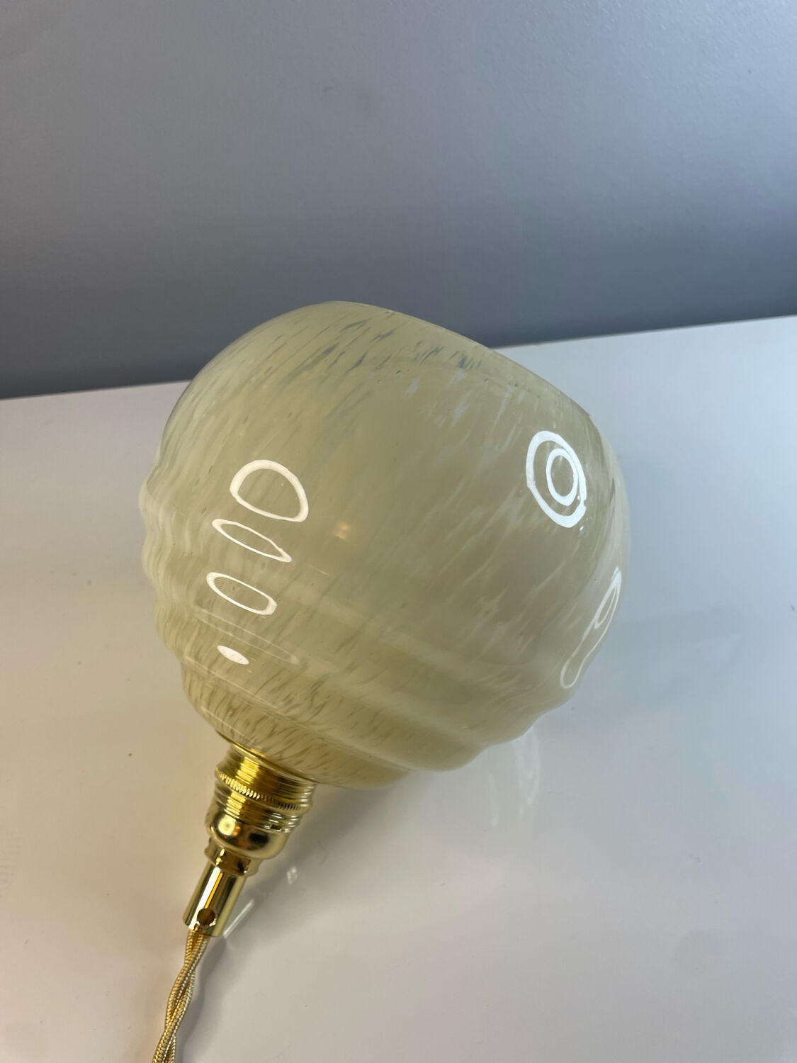 Suspension with antique globe