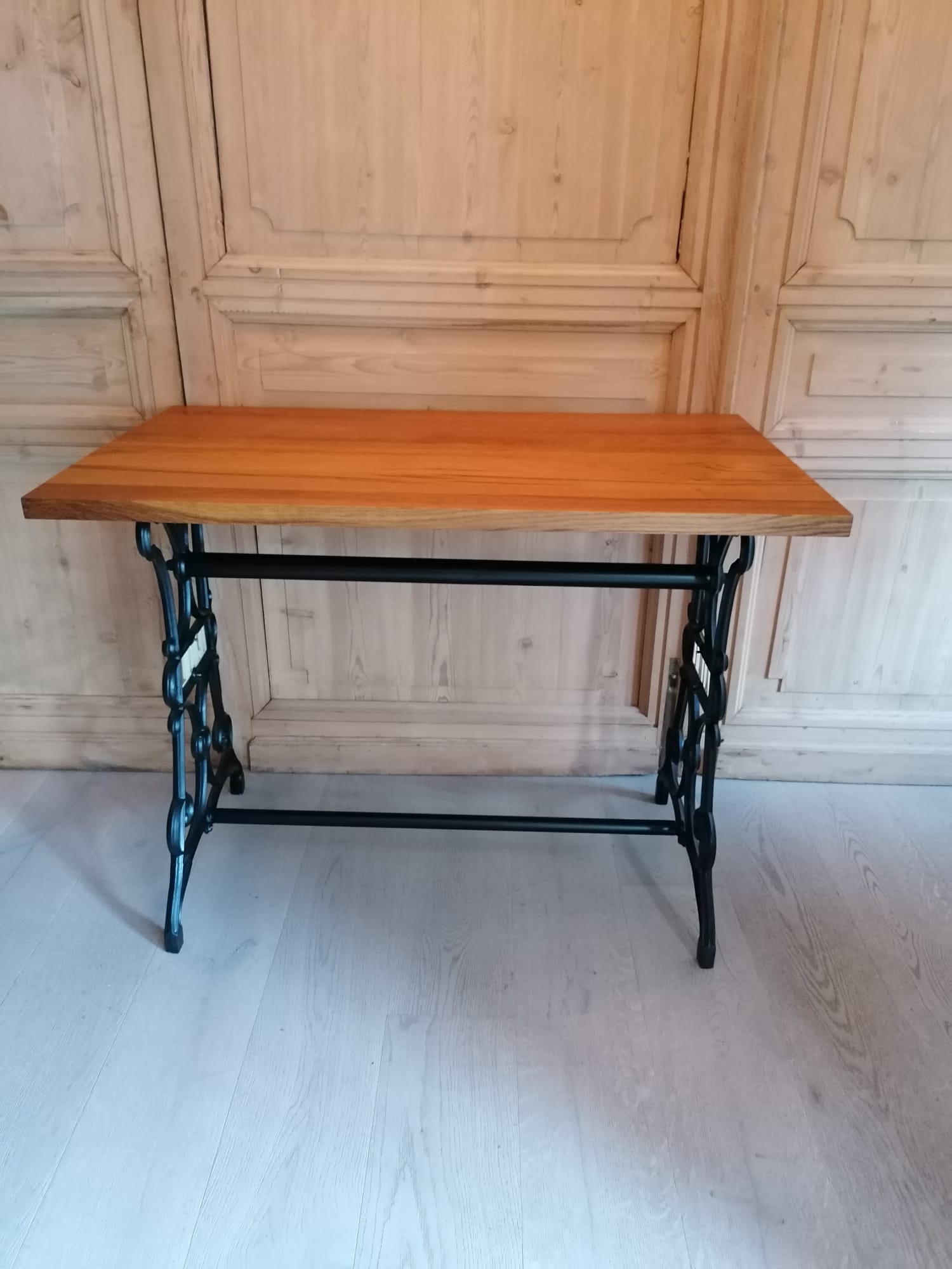 Table foot sewing machine