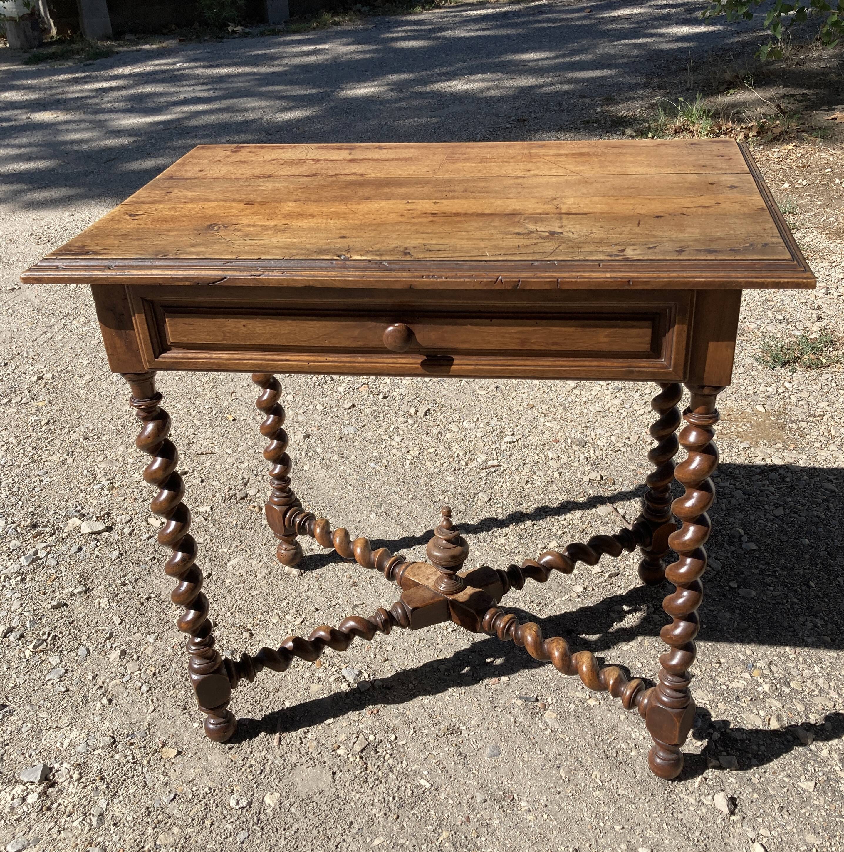 Bureau  entretoises et pieds torsadées - style Louis XIII