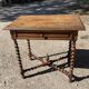 Bureau  entretoises et pieds torsadées - style Louis XIII