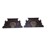 Une paire de frontons de porte très anciens
