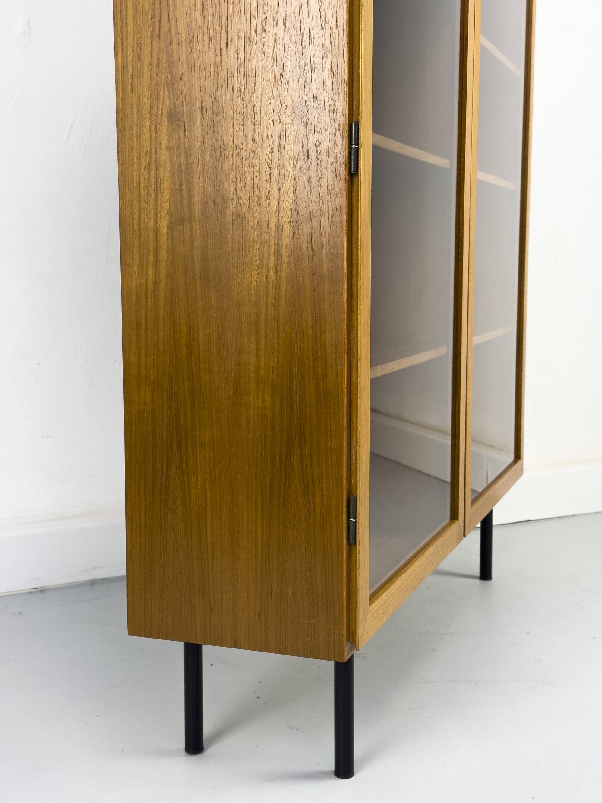 Armoire en teck avec portes vitrées d'Omann Jun, années 1960