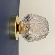 Applique / plafonnier globe vintage en verre moulé