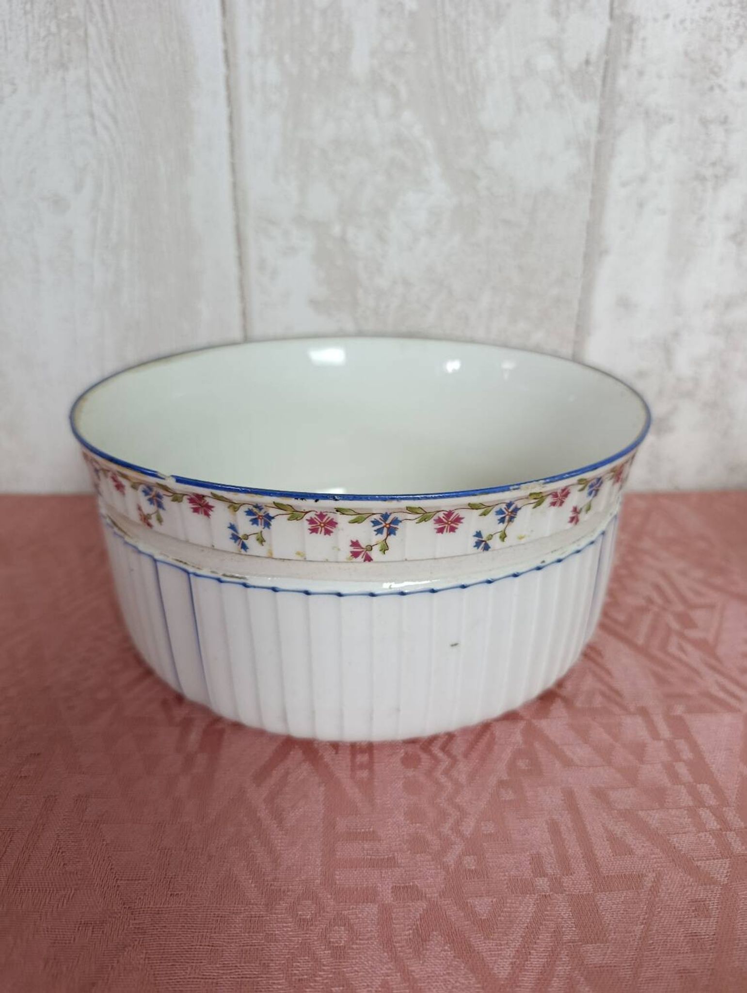 Nested salad bowls in fine decorated porcelain