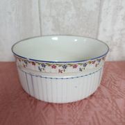 Nested salad bowls in fine decorated porcelain