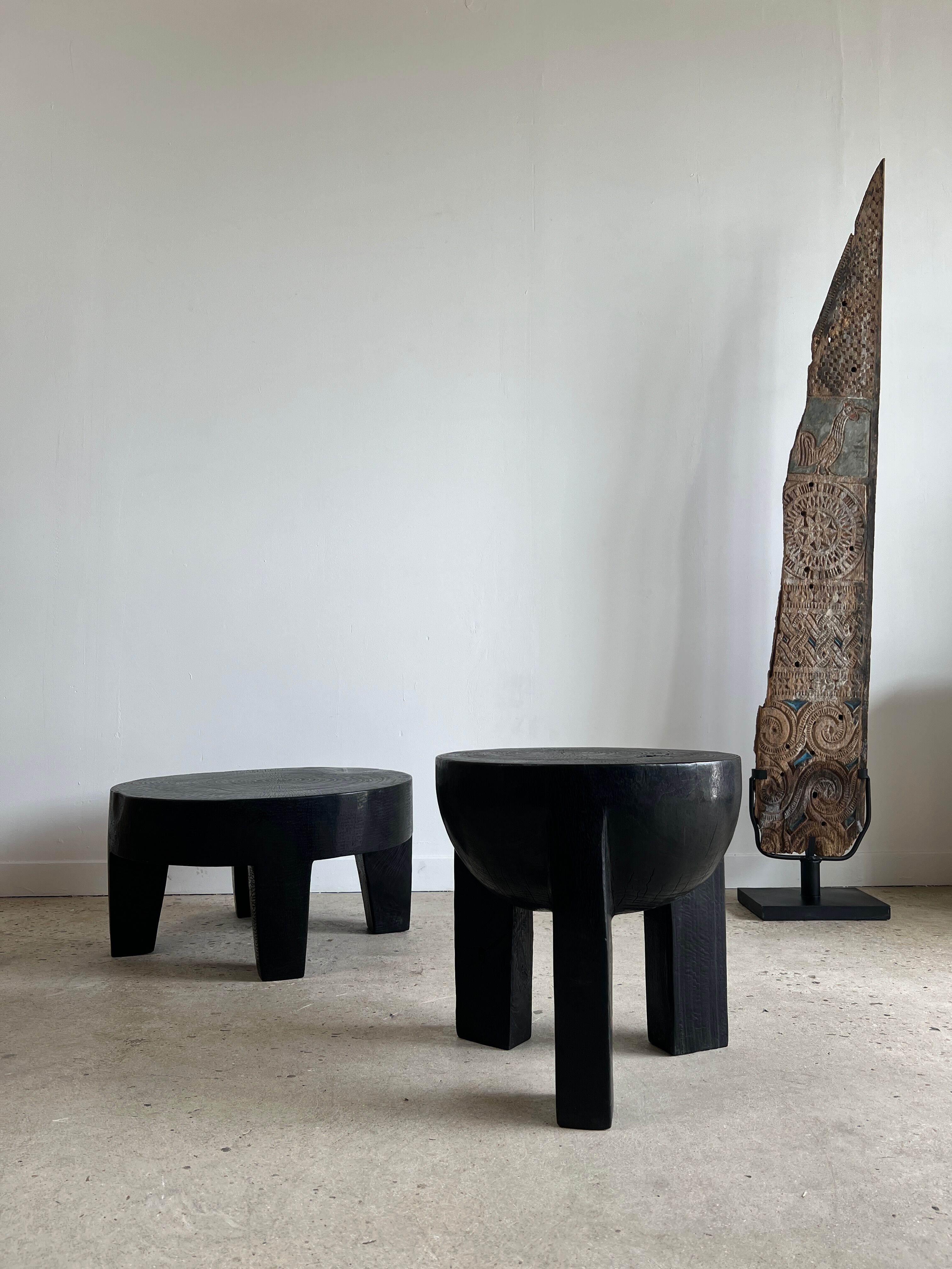 Black mango wood tripod side table with a semi-spherical top, height: 45 cm, diameter: 44 cm.