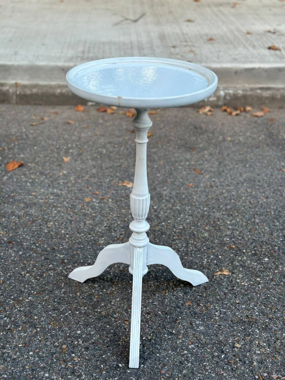 Tripod gueridon / Louis XVI style white patinated side table 1960