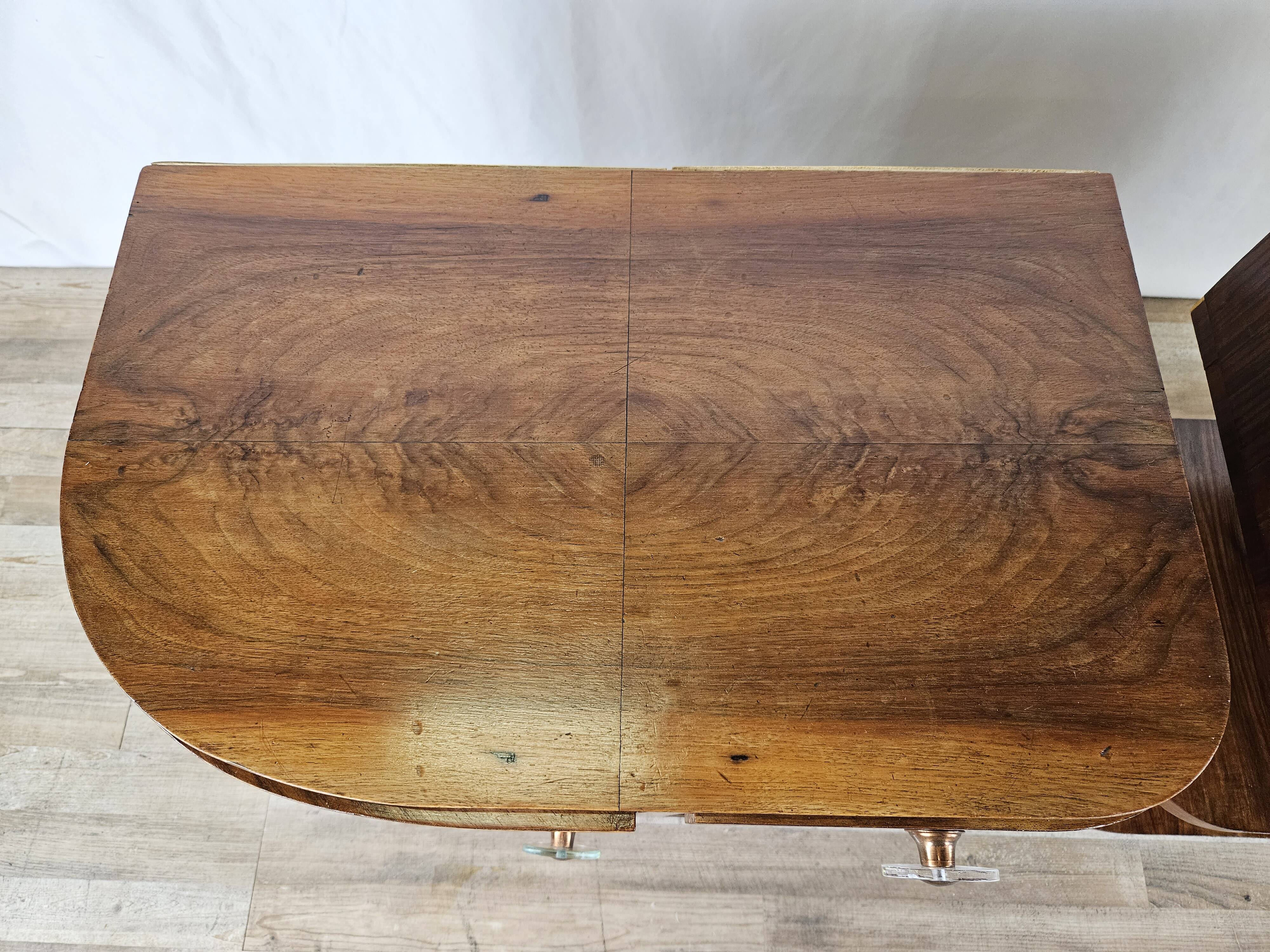 Pair of Art Decò bedside tables in walnut and thuja