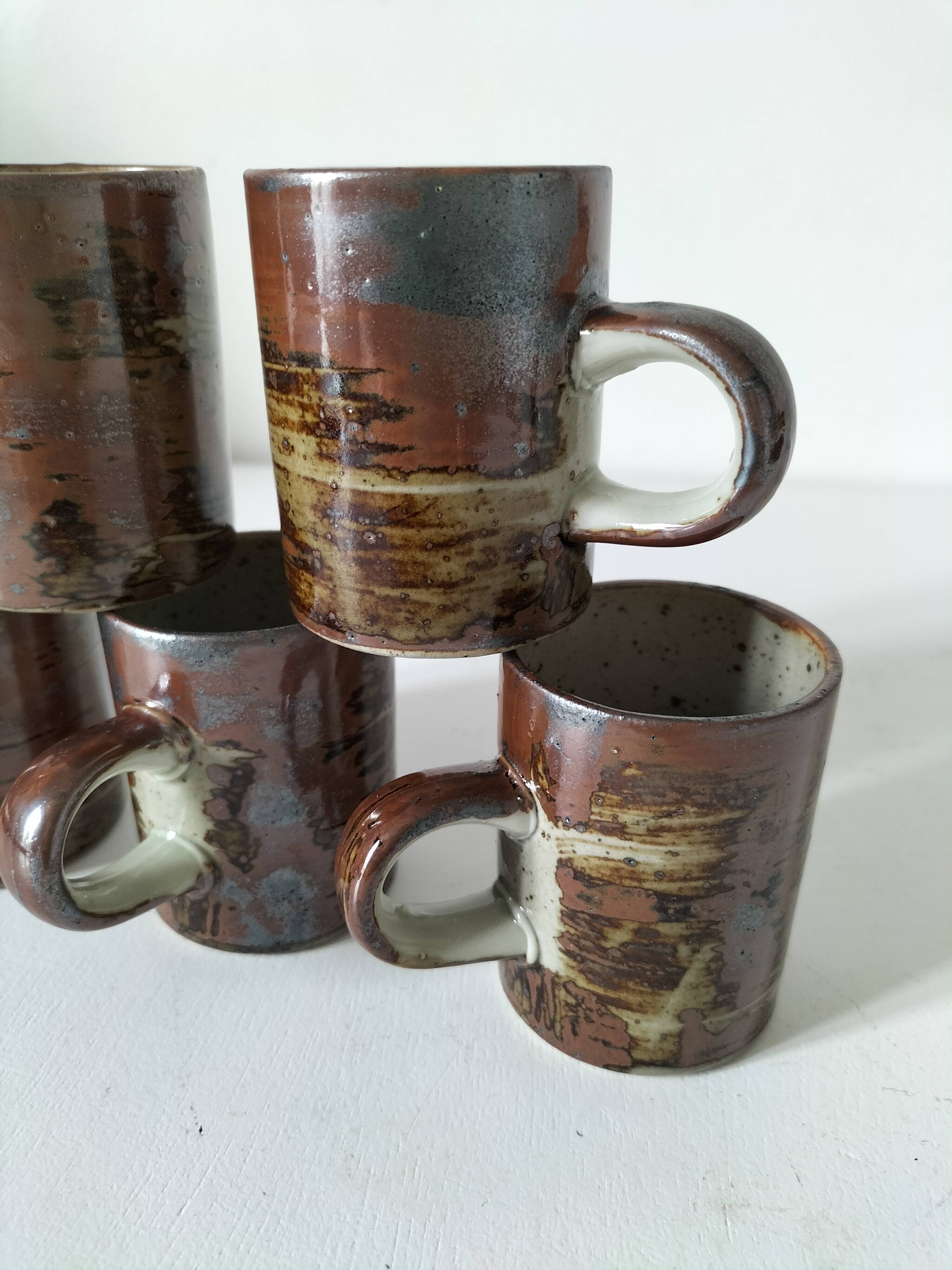 6 tasses en grès moucheté et décor émaillé