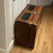 Beautiful vintage Chinese trunk in wicker, black and gold lacquered wood, and brass.