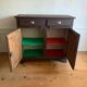 Cabinet fermier peint avec des motifs floraux
