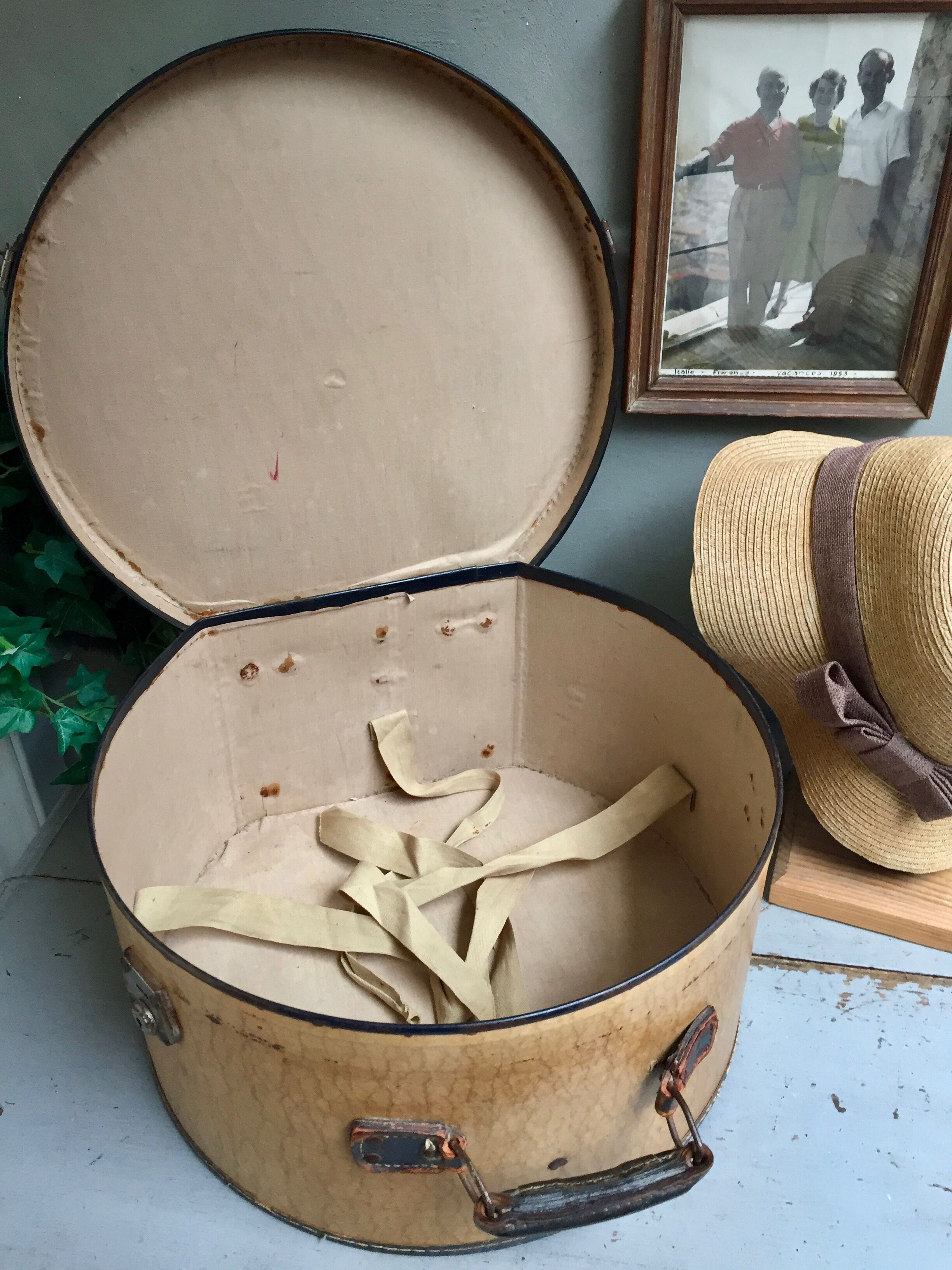 Hat box with leather handle
