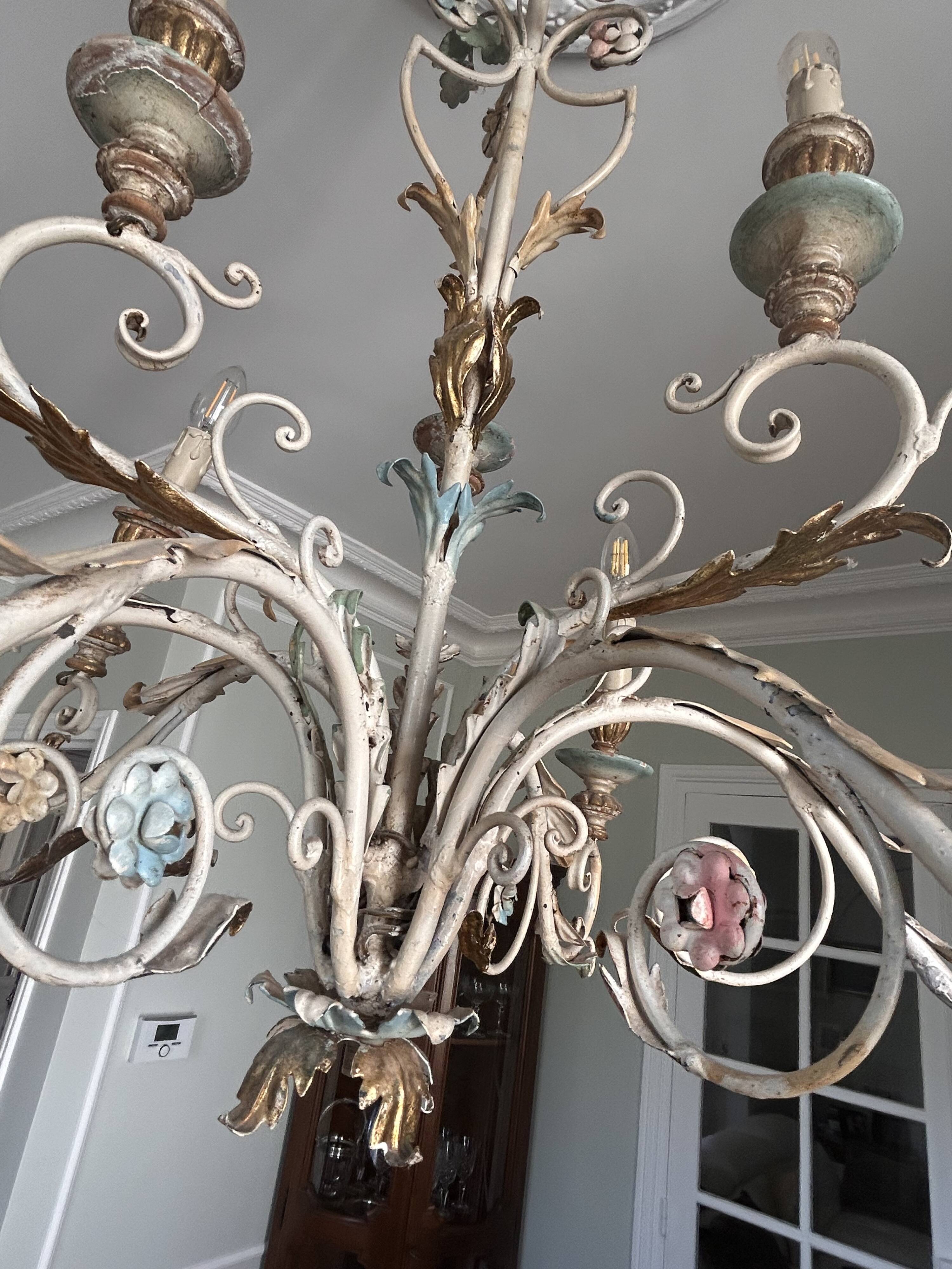Lustre à bougies en fer forgé avec fleurs