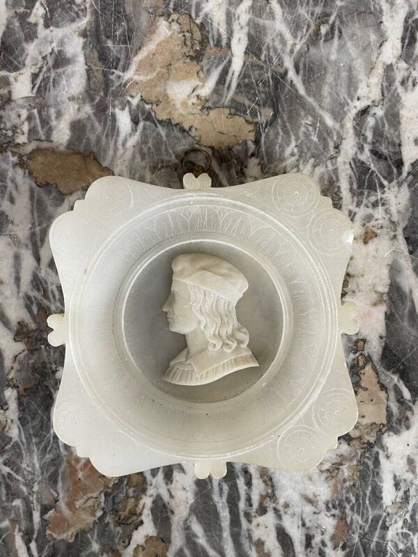 Trois profils en albâtre d’hommes, Italie vers 1880