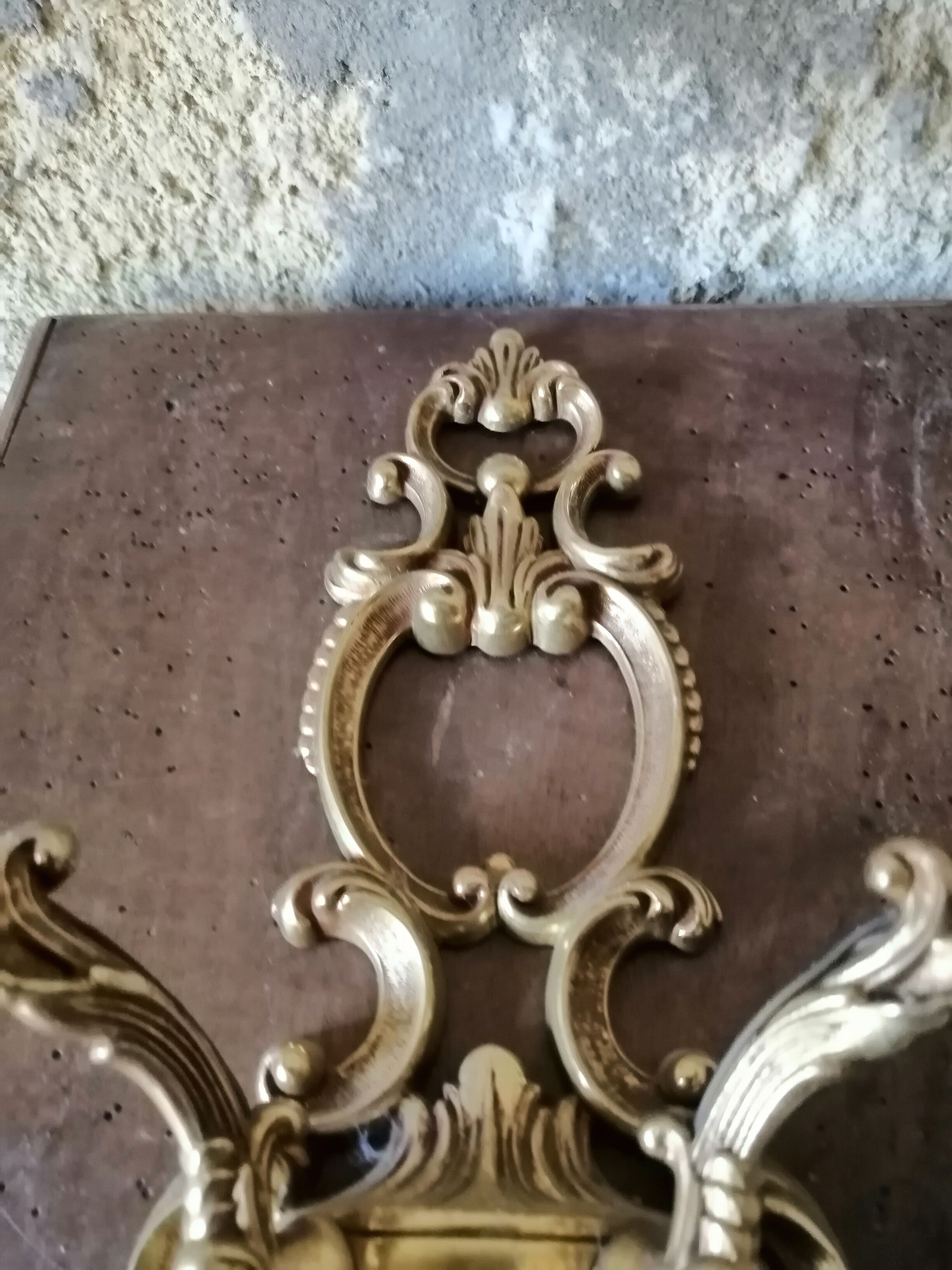 2-spoke brass wall lamp