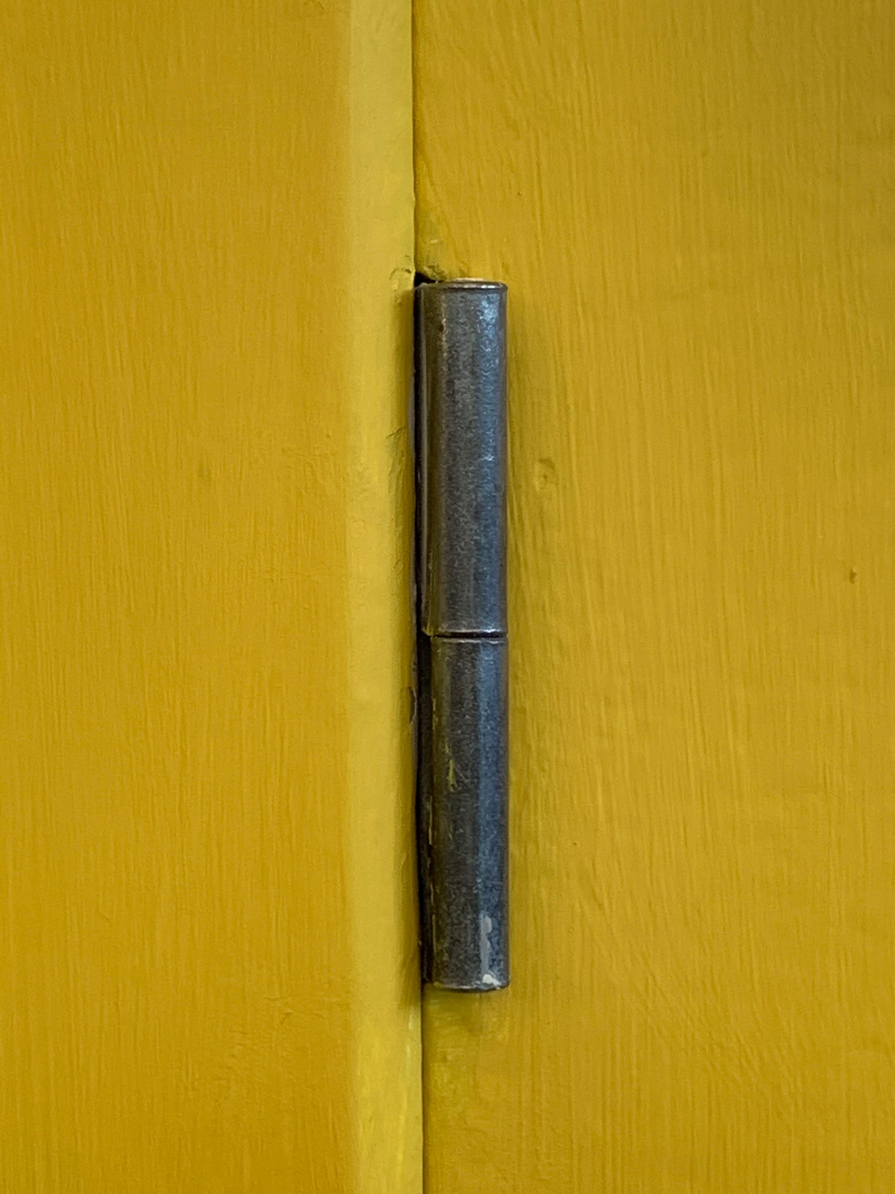 Armoire parisienne jaune poudrée 1950