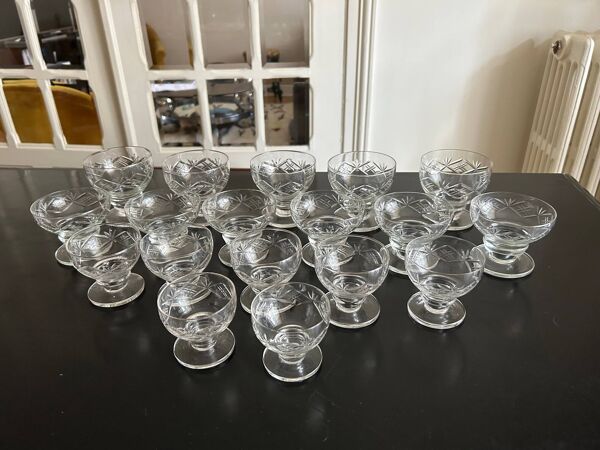 ensemble de verres anciens ciselés
