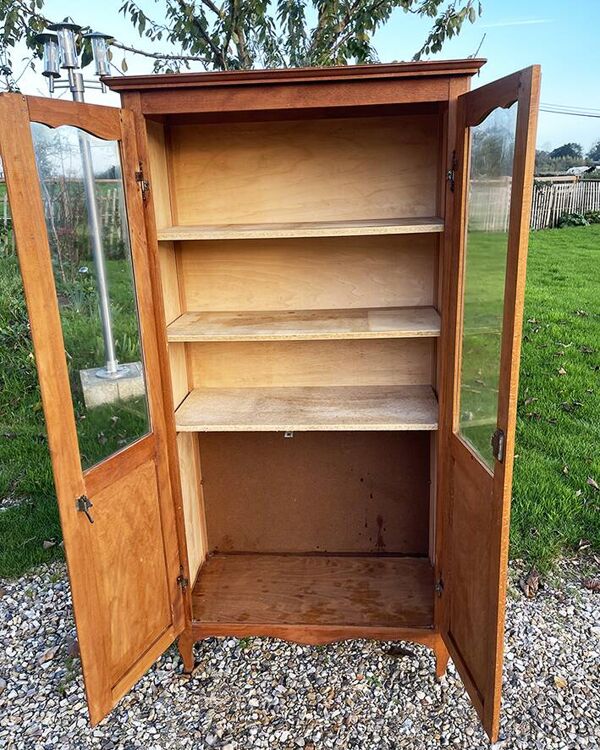Ancienne vitrine placard en bois clair