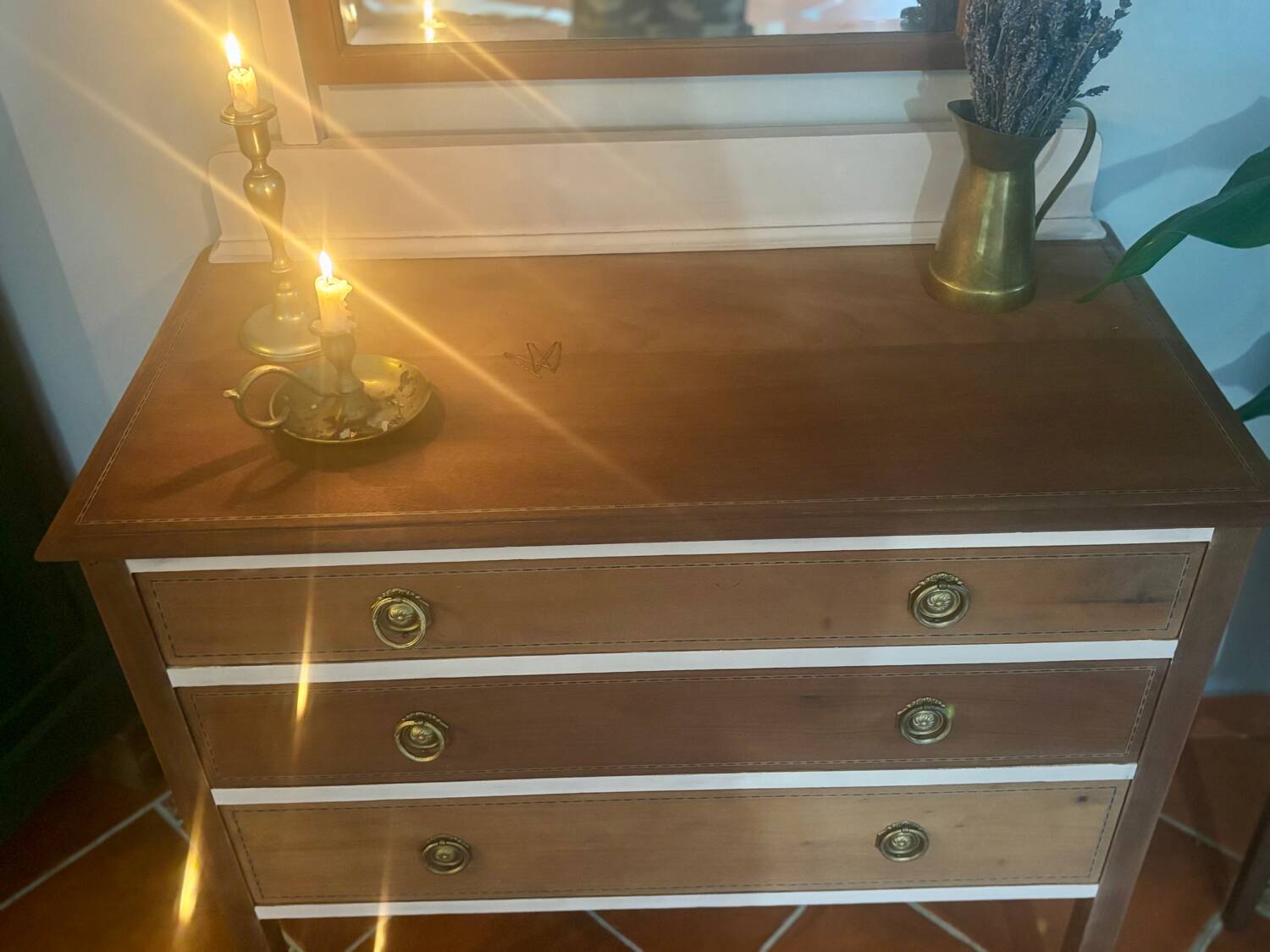 Commode ancienne française en merisier avec miroir – restaurée et peinte