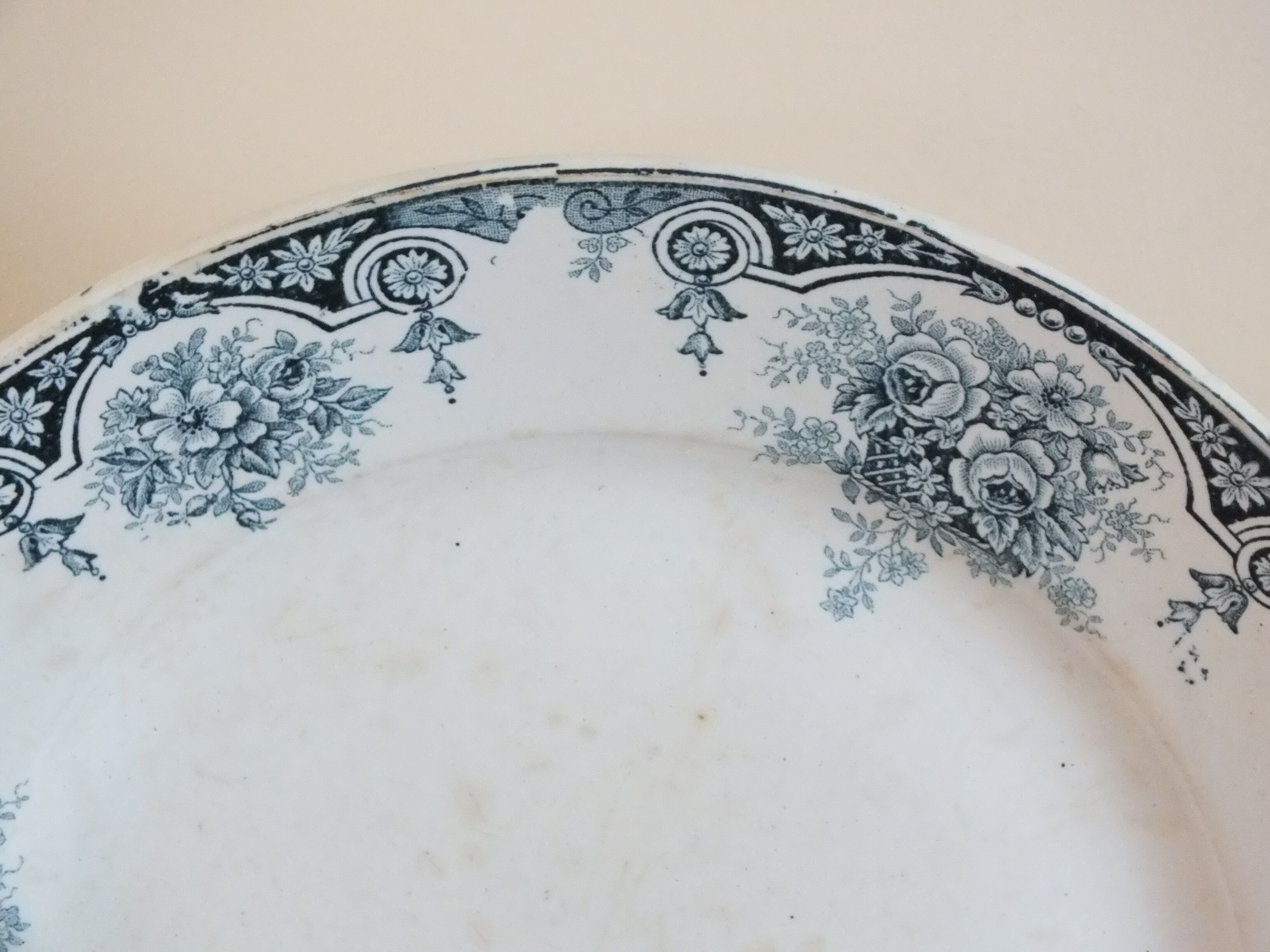 Round dish in Terre de Fer Sté Amandinoise Pompadour