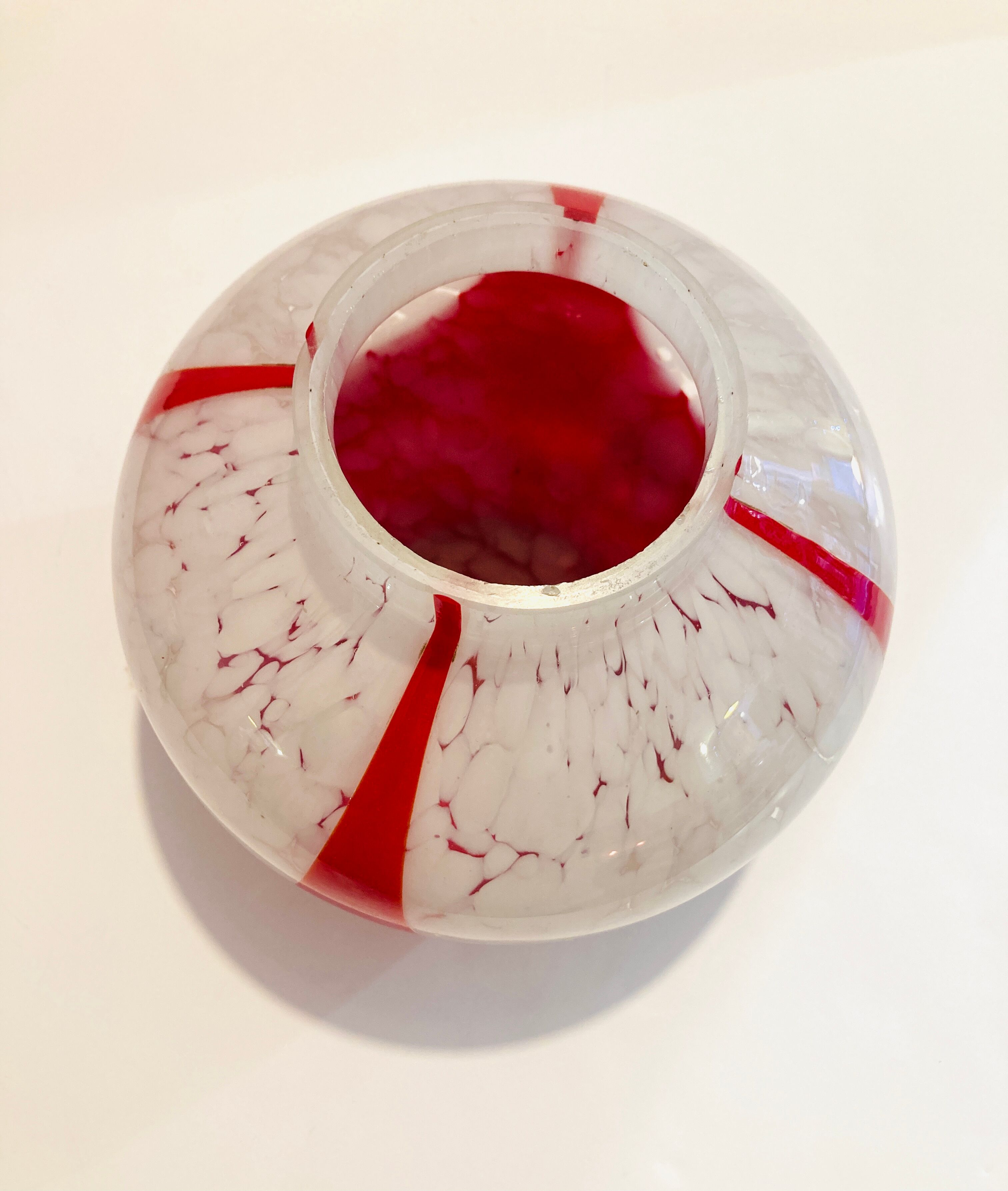 Marmorean glass ball vase in white murano and red-deco-retro-vintage
