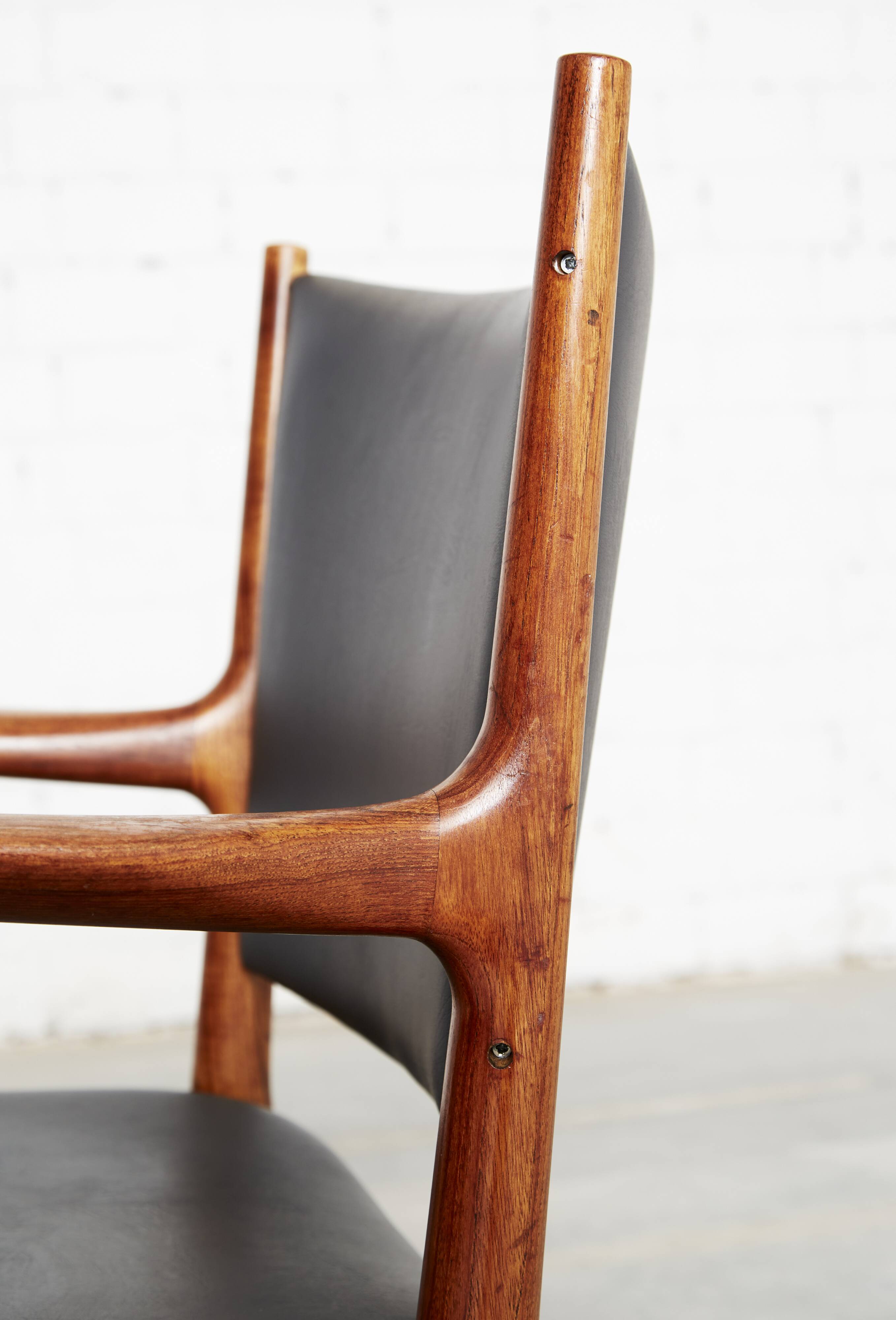 Hans Wegner JH-513 armchair for Johannes Hansen