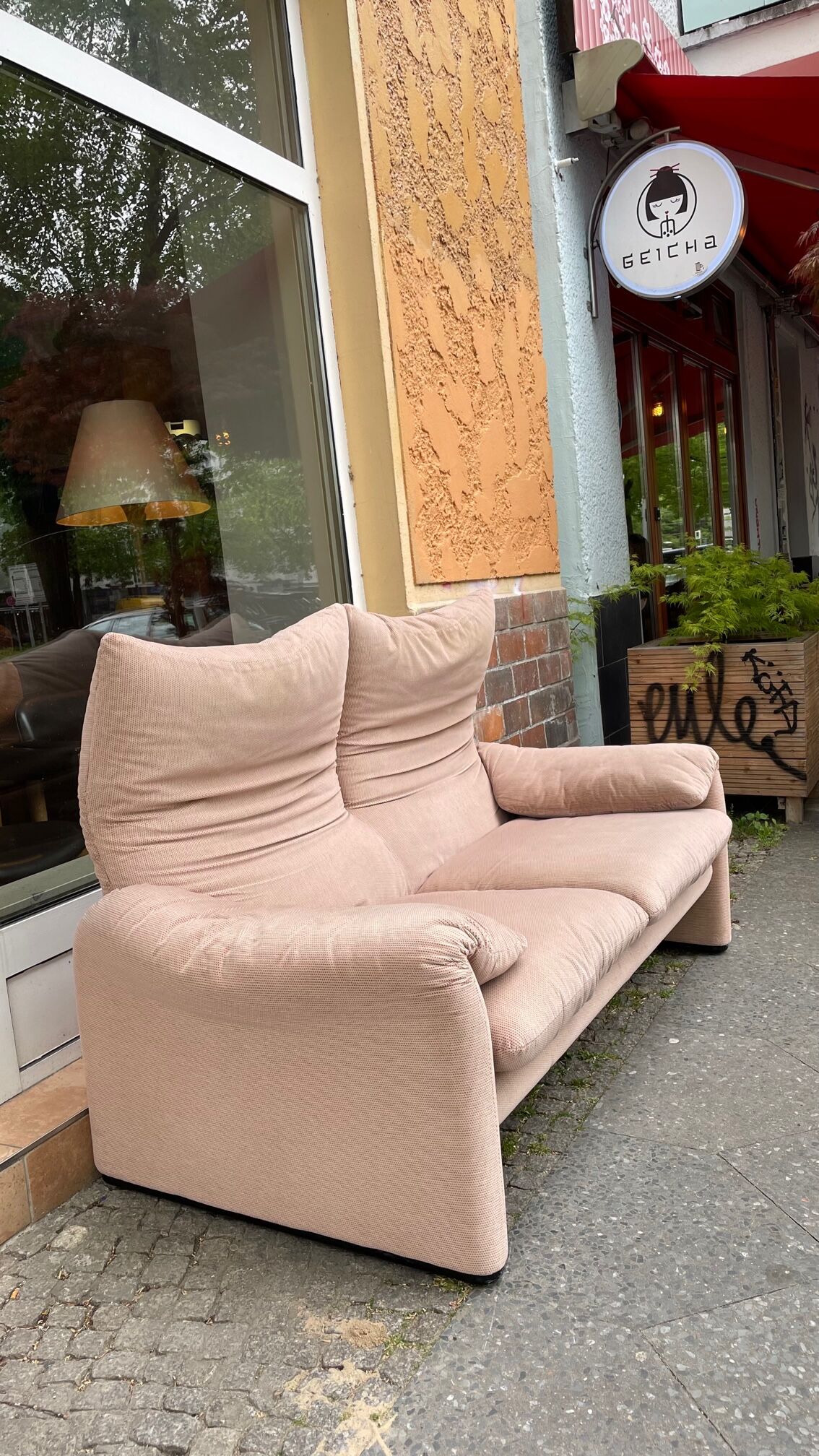 Maralunga sofa of cassina of the 80s design vico magistretti