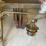 Adjustable wall light in brass and gold metal.