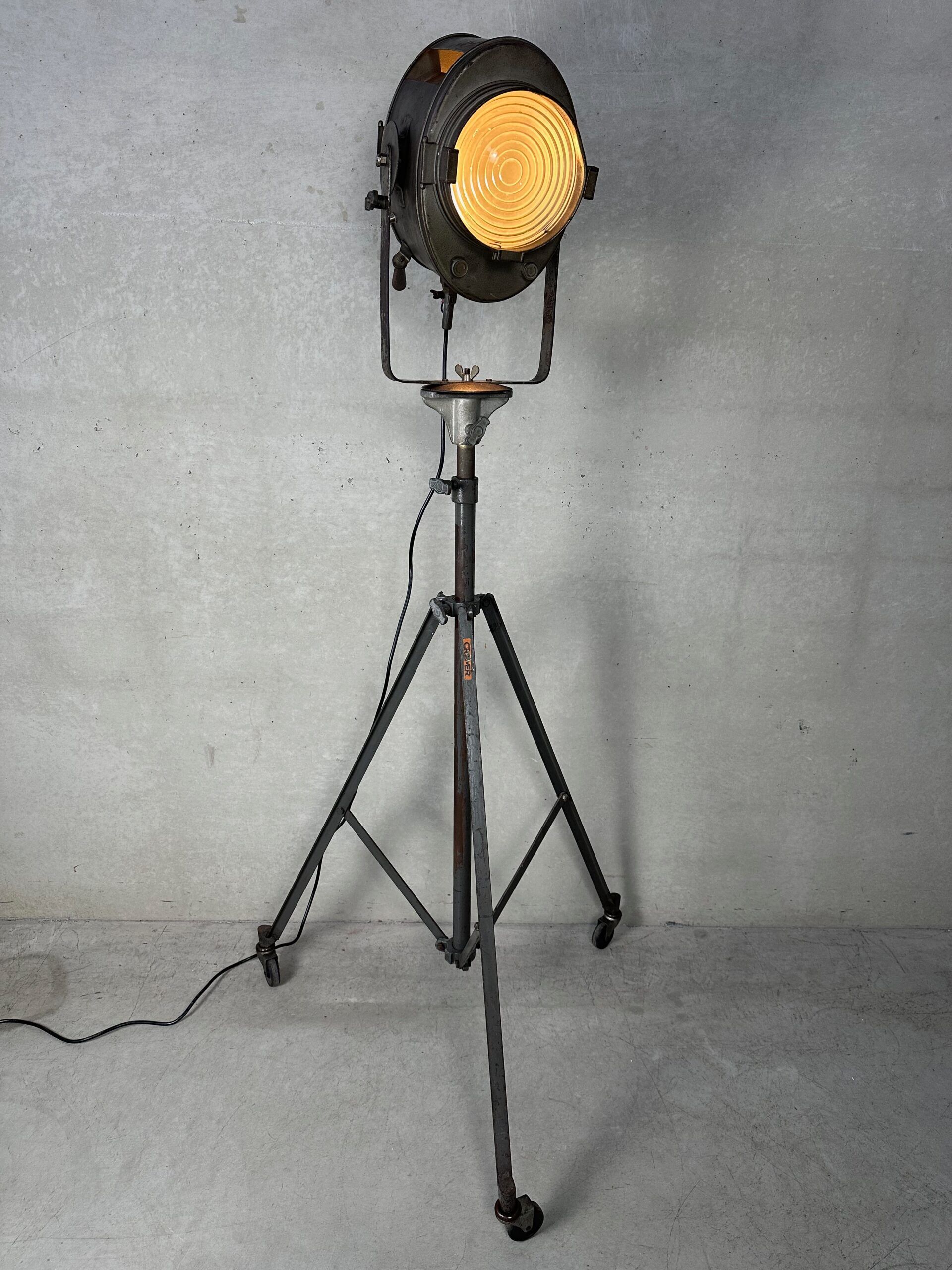 Vintage industrial theatre spotlight on tripod – Cremer