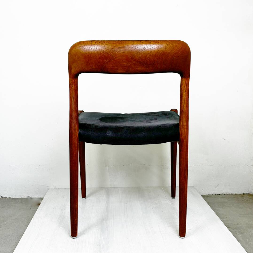 A beautiful pair of modern Scandinavian dining chairs in teak, model 75 by Niels Otto Møller.