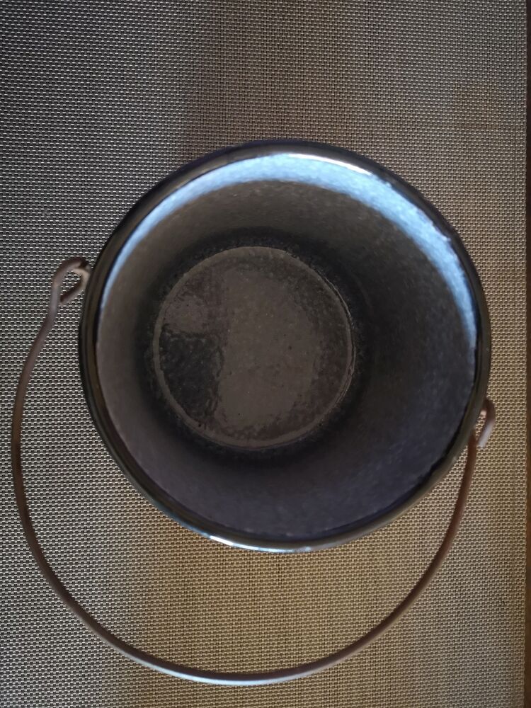 Pot/cover pot in burgundy enamelled metal, with handle - 1960s/1970s