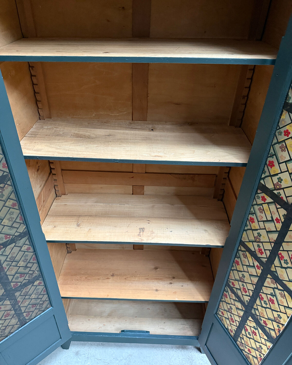 Dark green Parisian display cabinet (renovated)