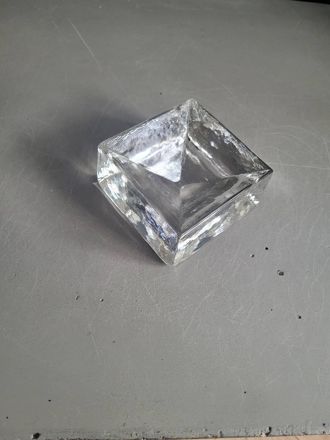 Molded glass pocket emptier