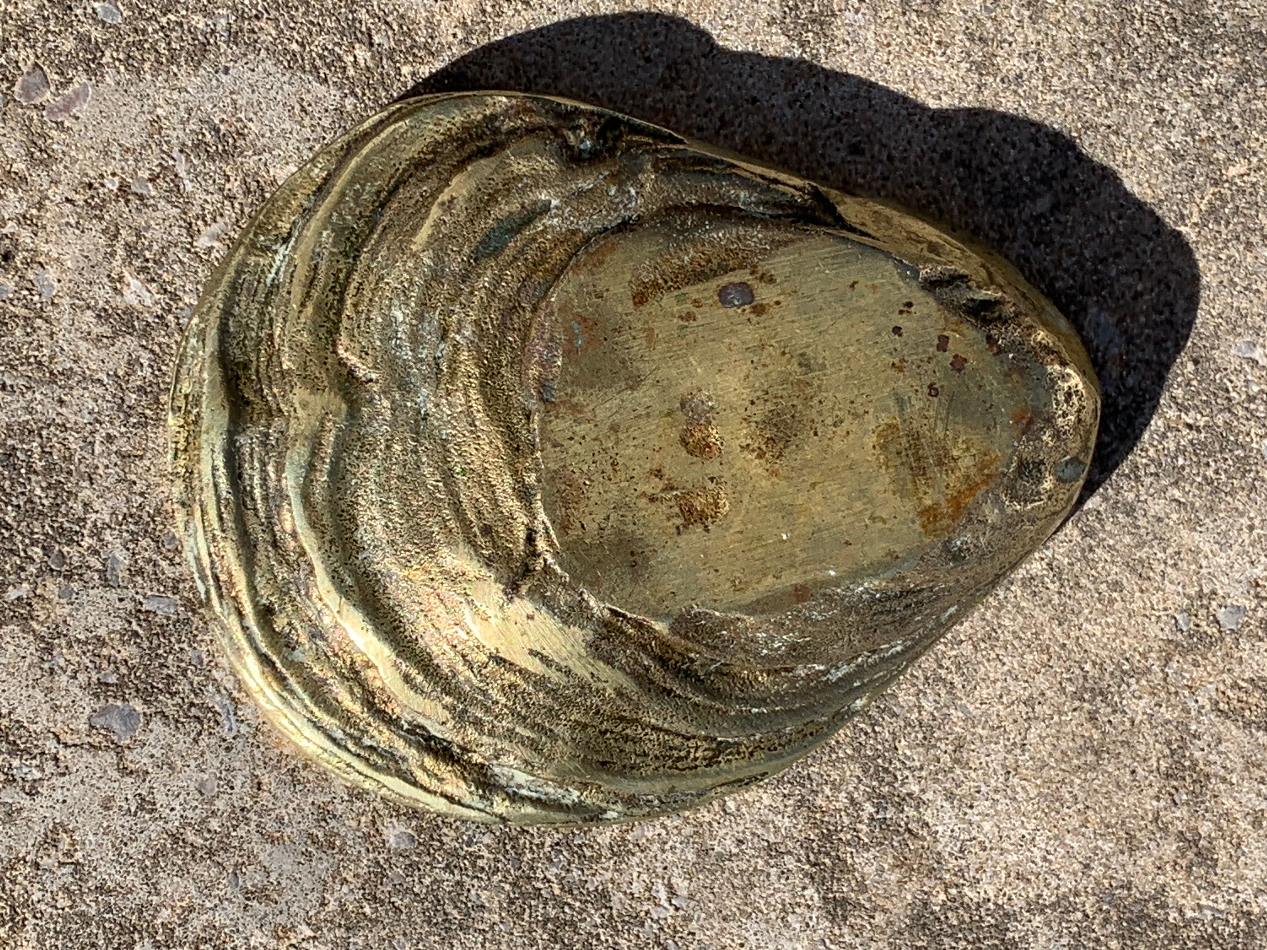 Cendrier en bronze en forme de coquille d'huître