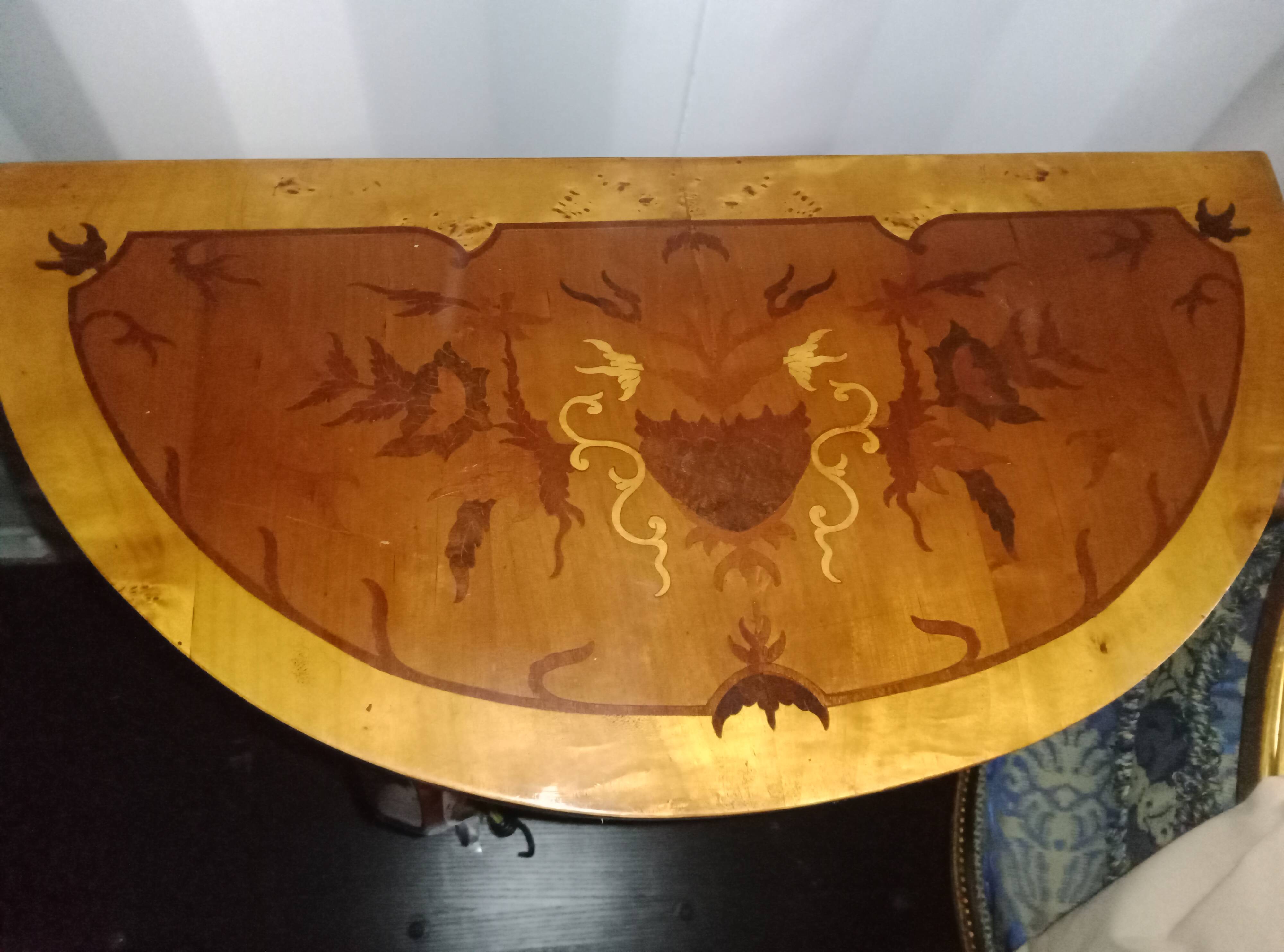 Console demi-lune Louis XV en marqueterie, style italien
