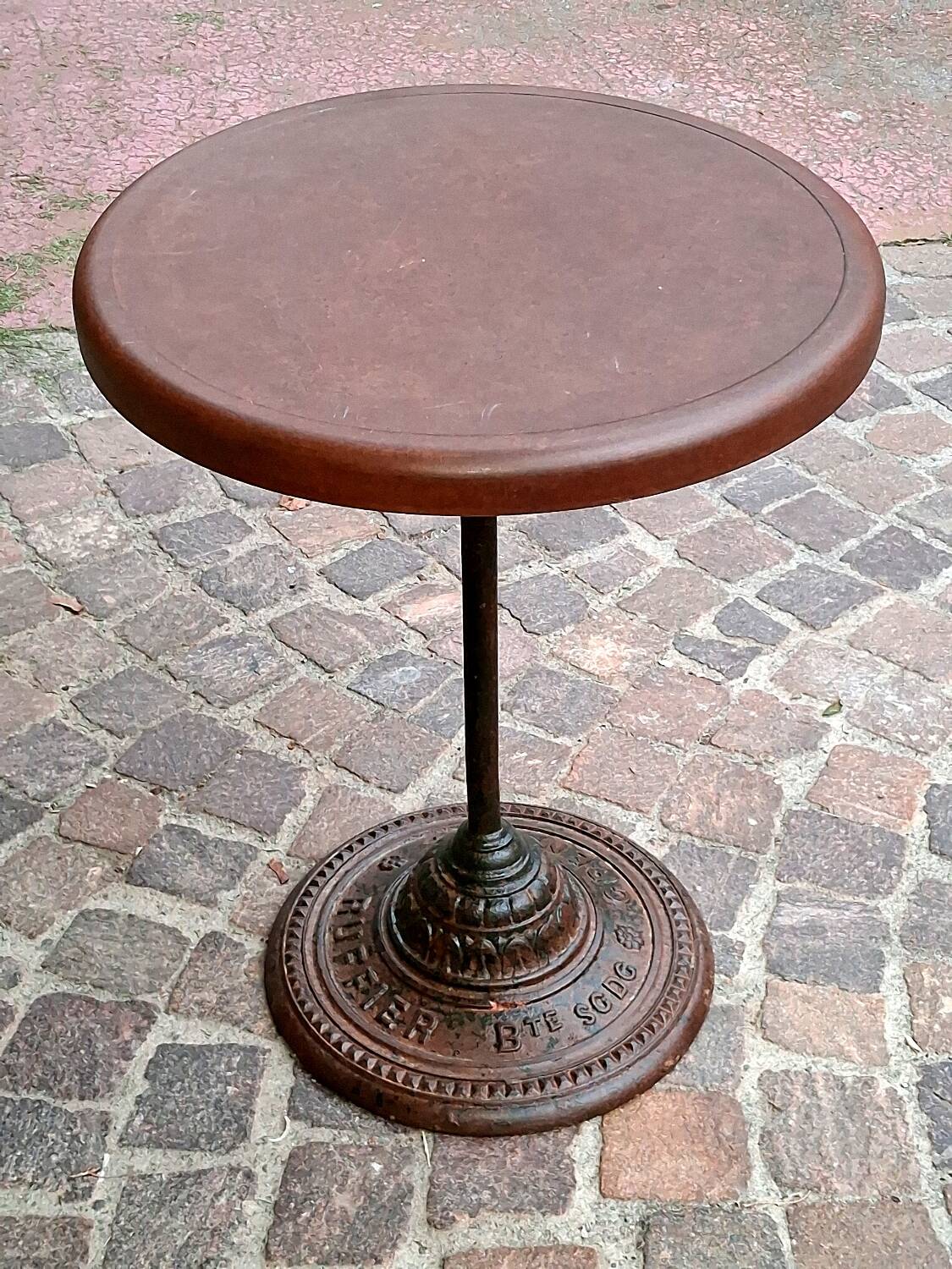 Old bistro guéridon table bar restaurant