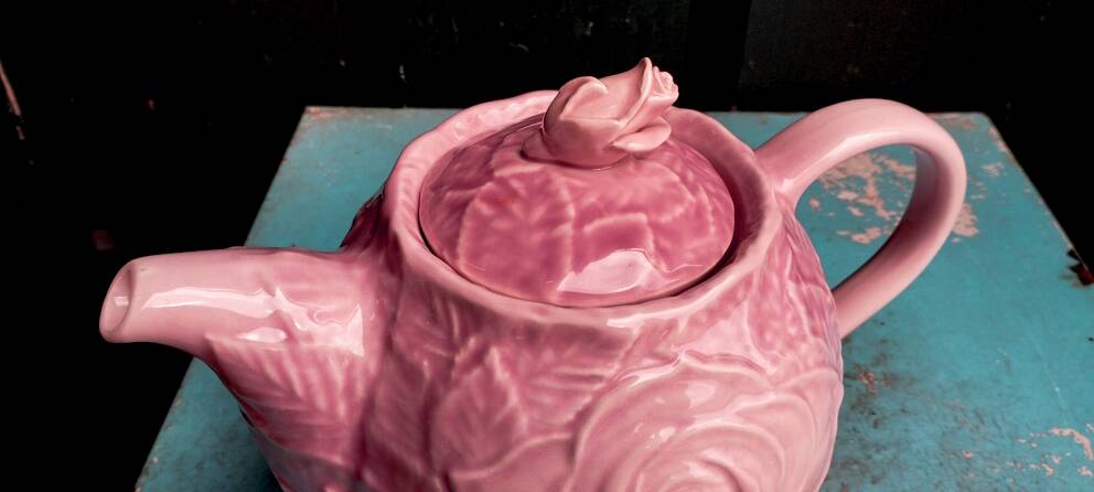 Théière en barbotine rose