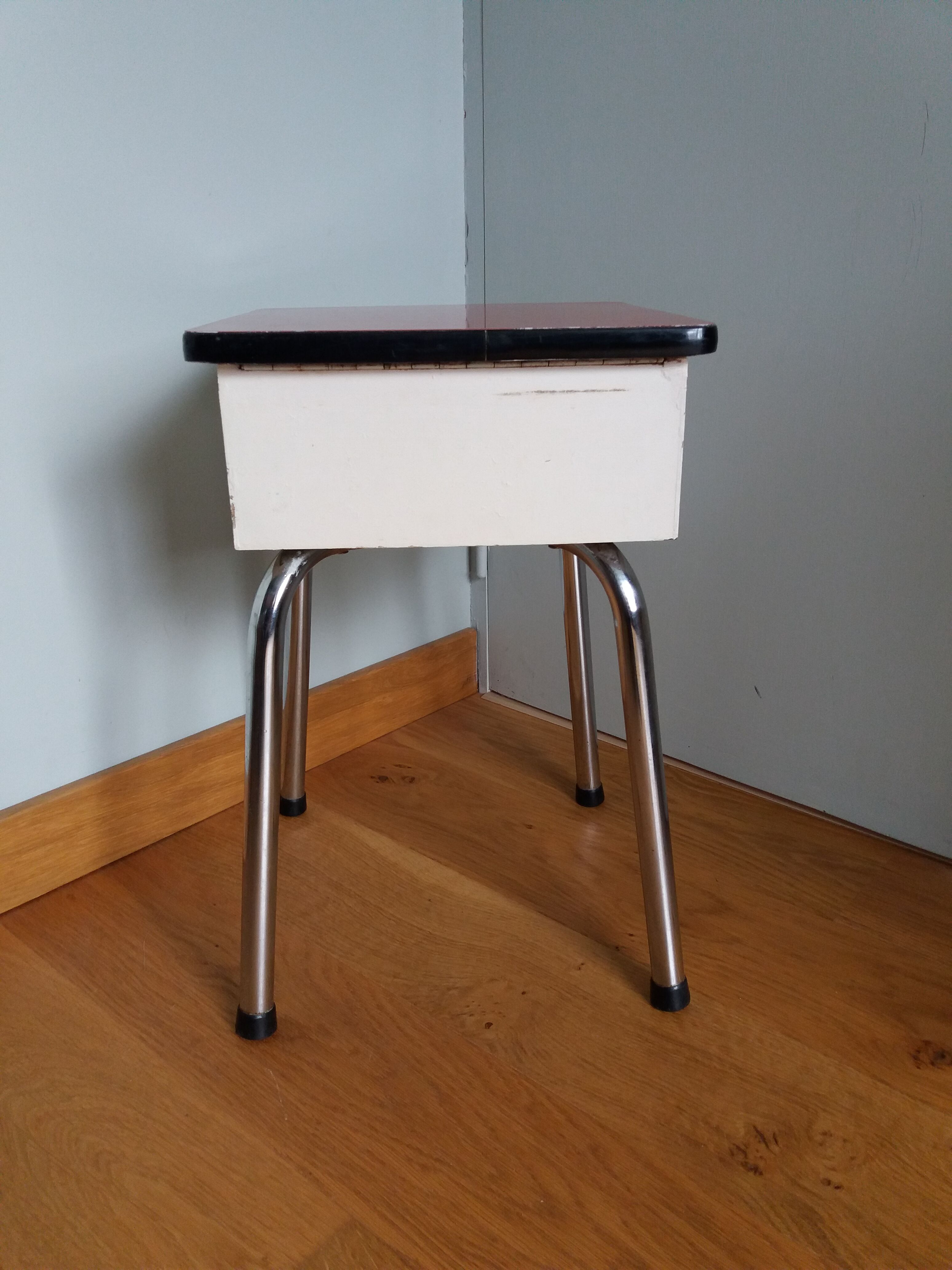 Stool shoeshine chest in formica and chromed metal
